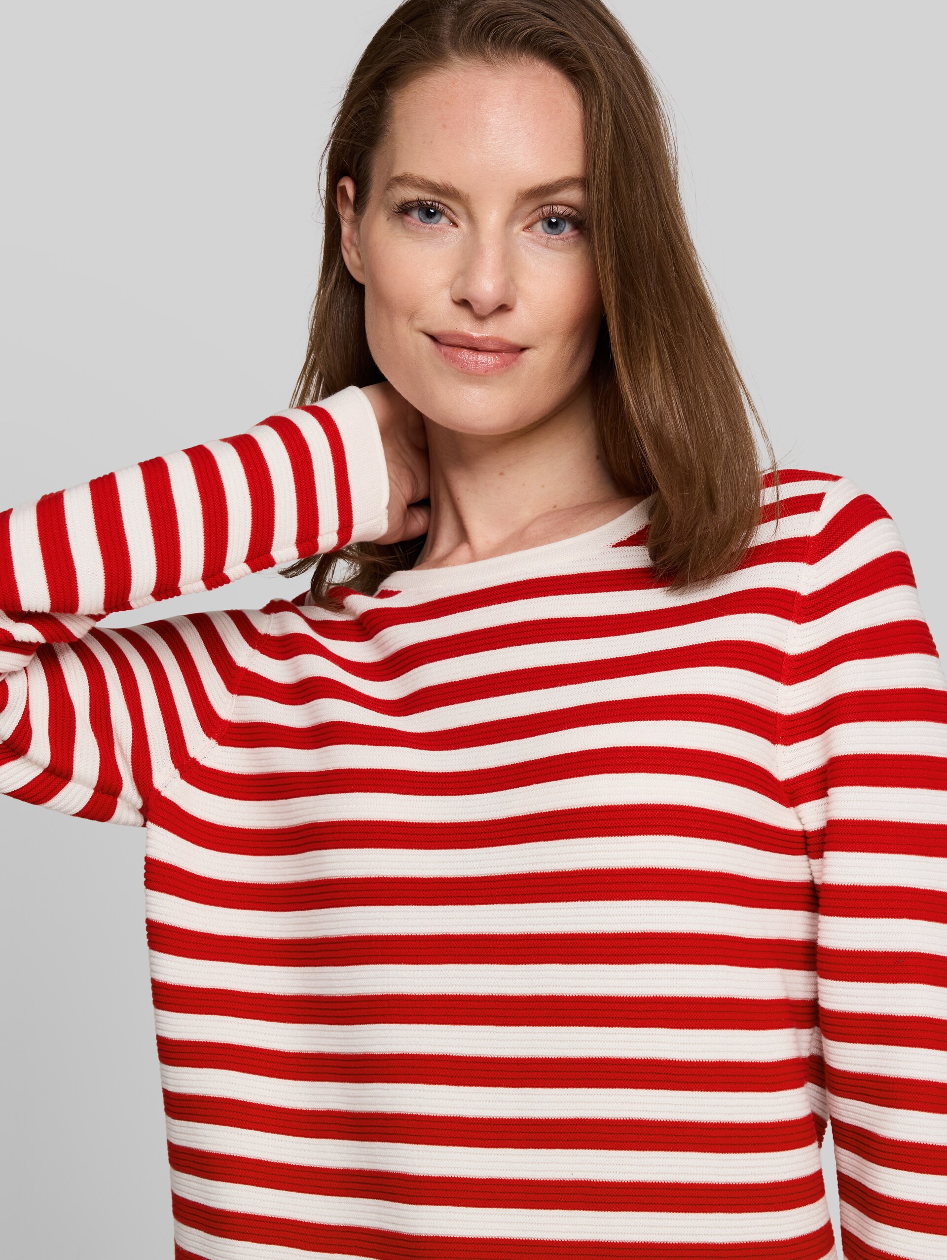 Gebreide trui van katoen - soft red stripe - Detailaanzicht model