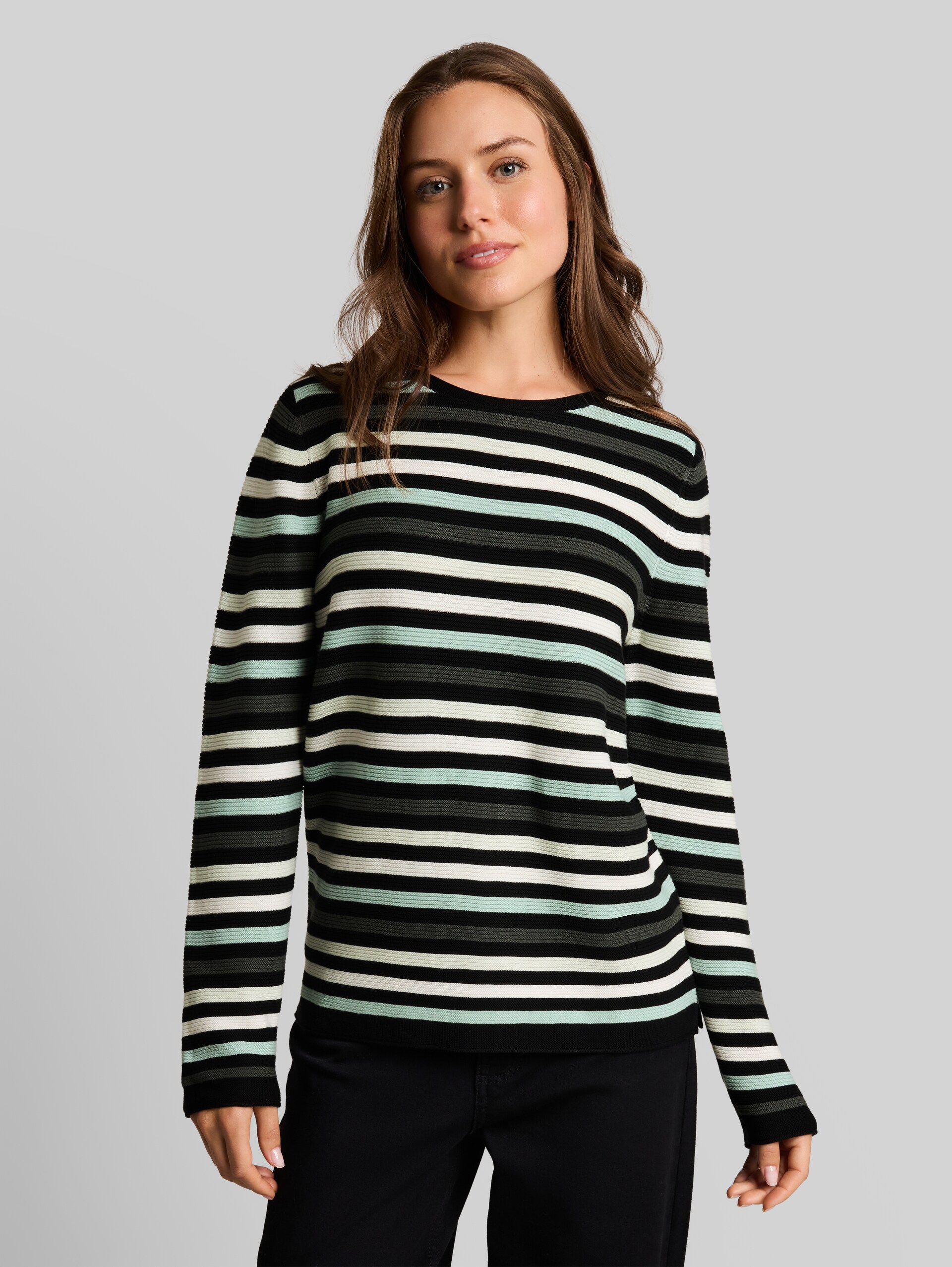 Strickpullover aus Baumwolle - dusty green black stripe - Ausschnitt Model-Vorderansicht