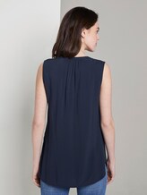 Ärmellose Bluse mit Henley-Ausschnitt - Real Navy Blue - Auschnitt Model-Rückansicht