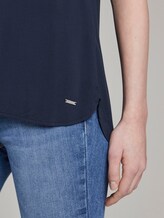 Ärmellose Bluse mit Henley-Ausschnitt - Real Navy Blue - Detail-Model-Ansicht