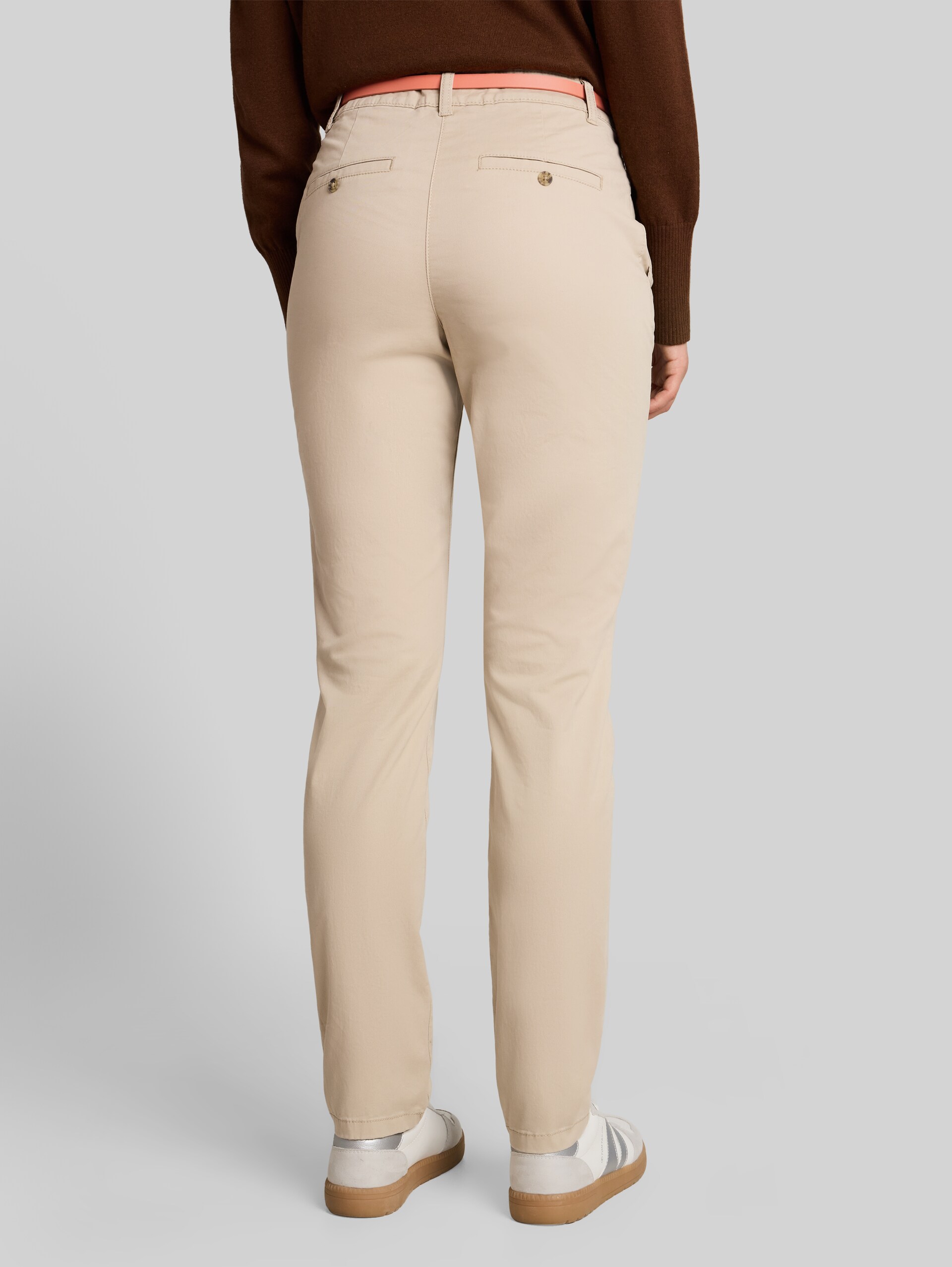 Chino mit Gürtel - Gravel Beige - Auschnitt Model-Rückansicht