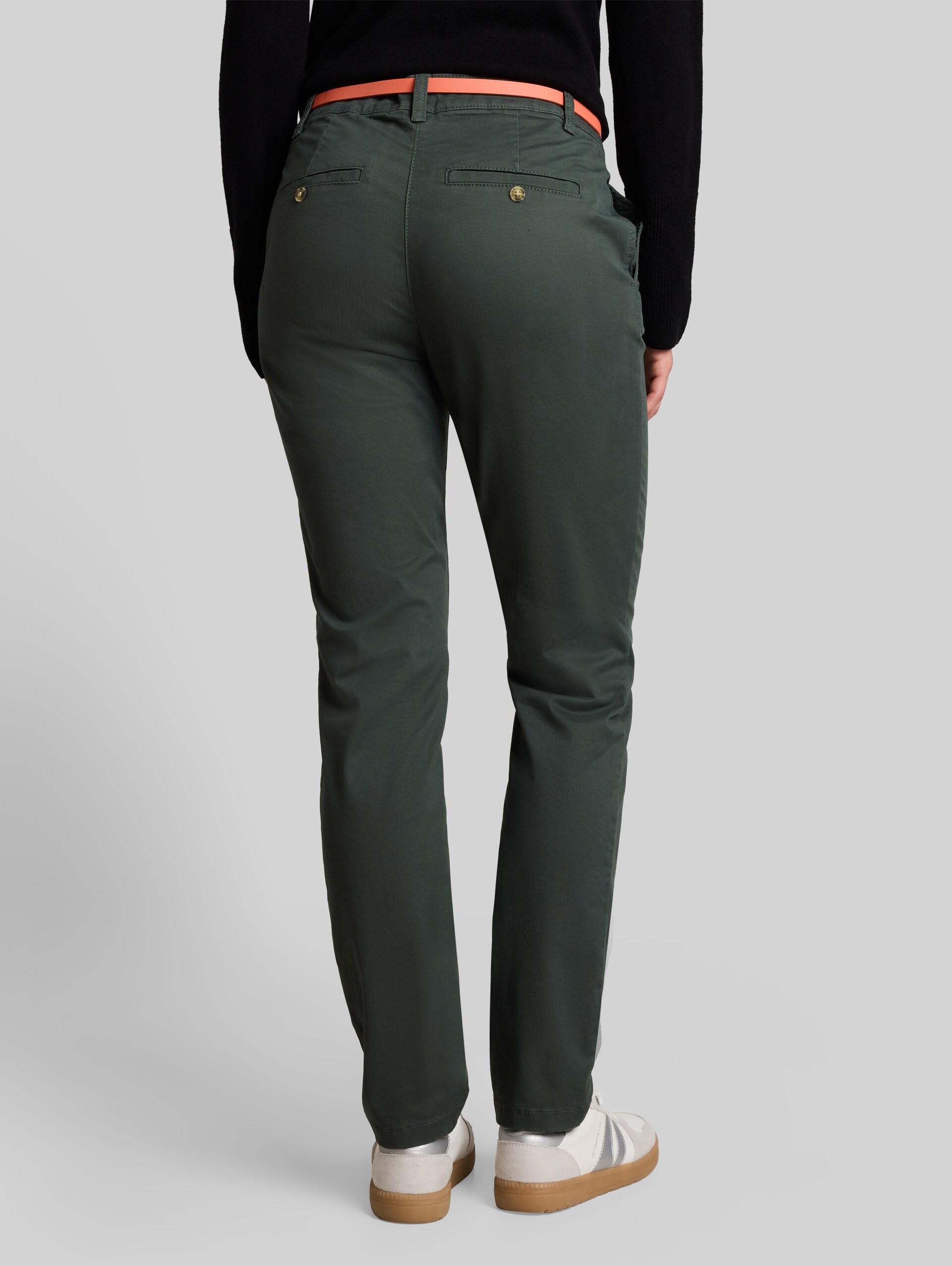 Chino mit Gürtel - Darkest Olive - Auschnitt Model-Rückansicht