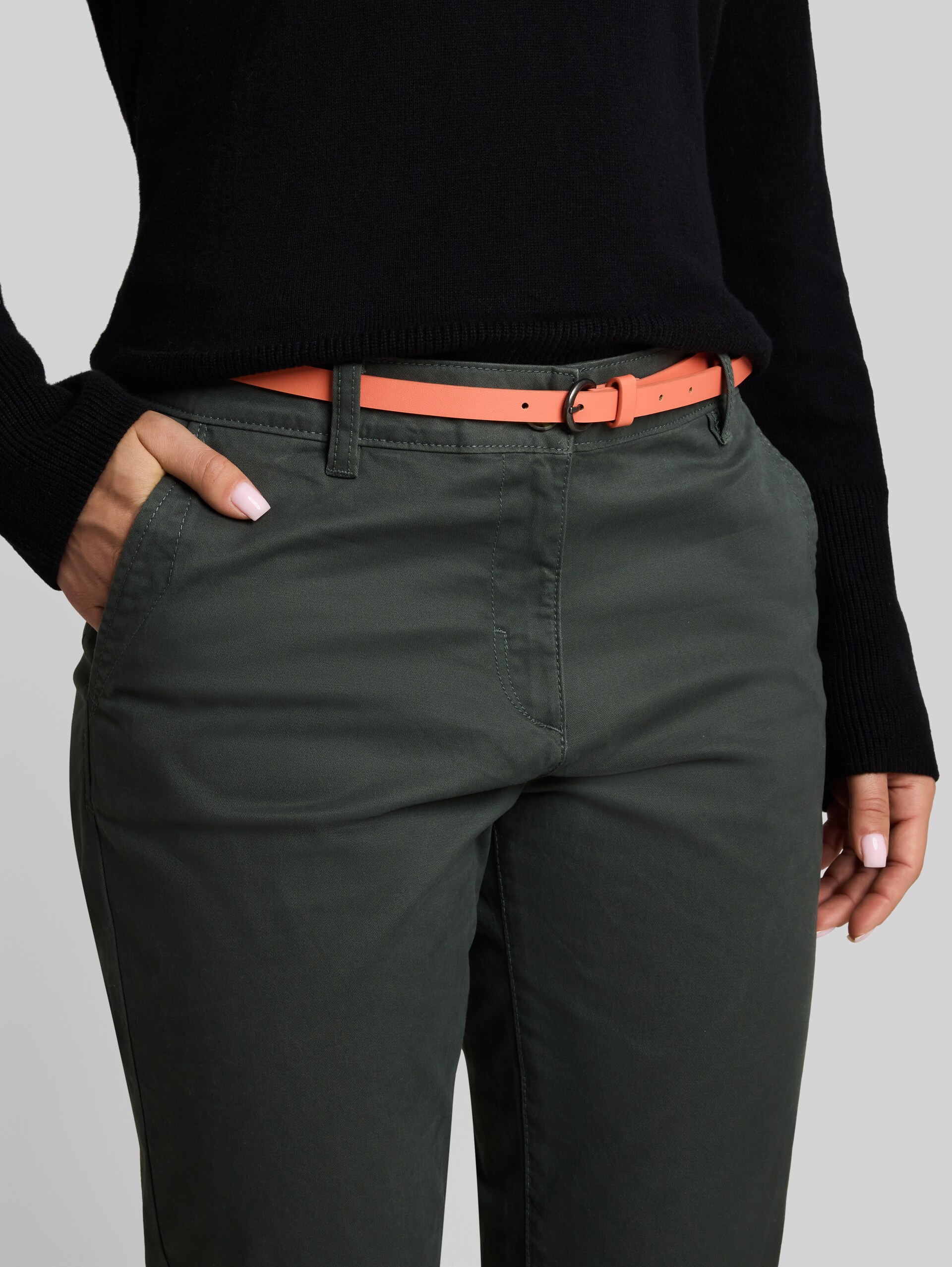 Chino mit Gürtel - Darkest Olive - Detail-Model-Ansicht