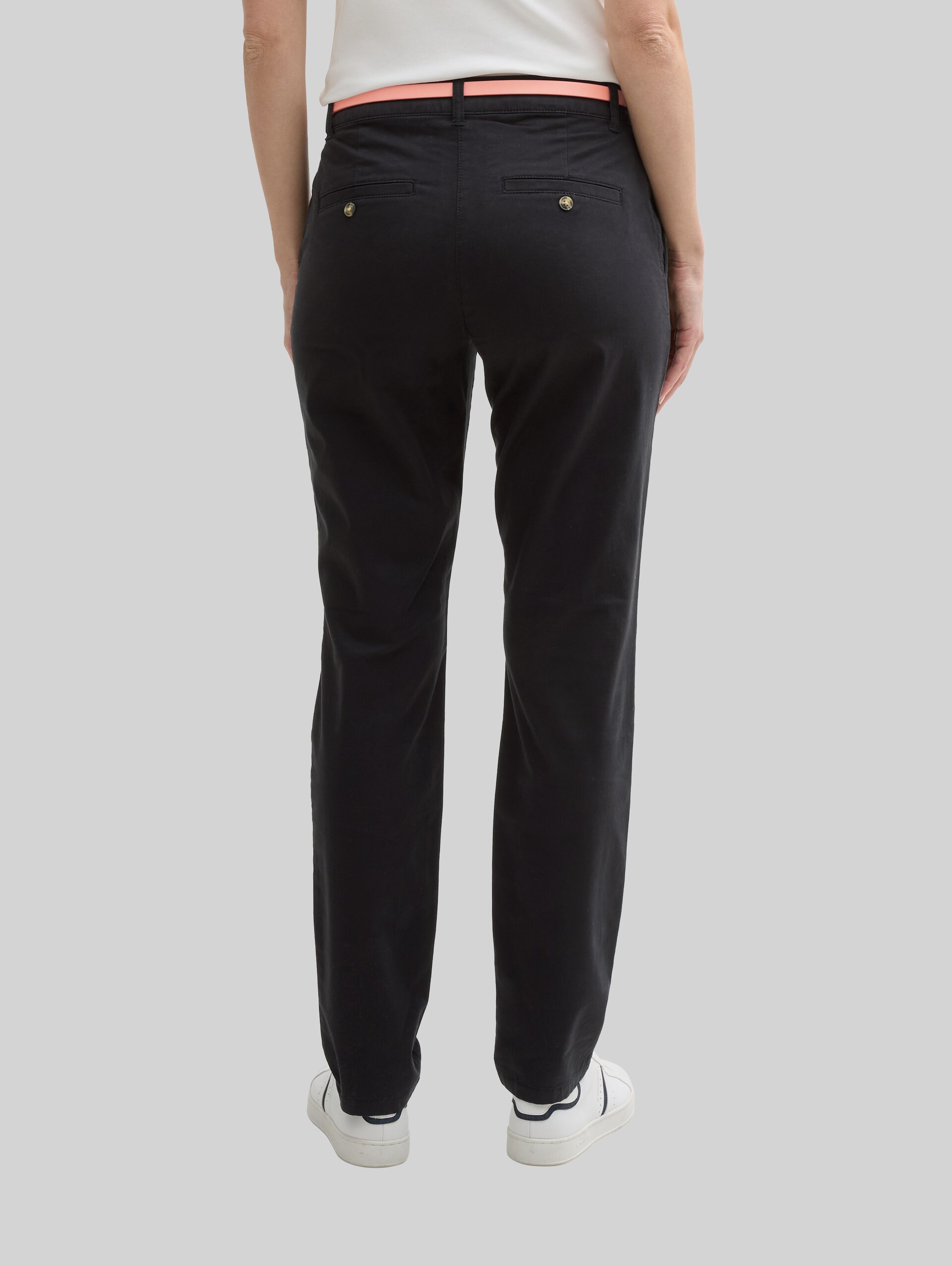 Chino mit Gürtel - deep black - Auschnitt Model-Rückansicht