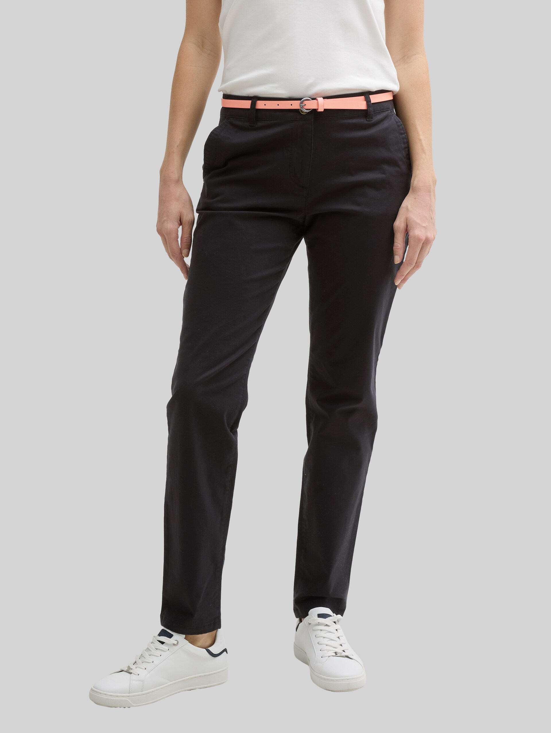 Chino mit Gürtel - deep black - Ausschnitt Model-Vorderansicht