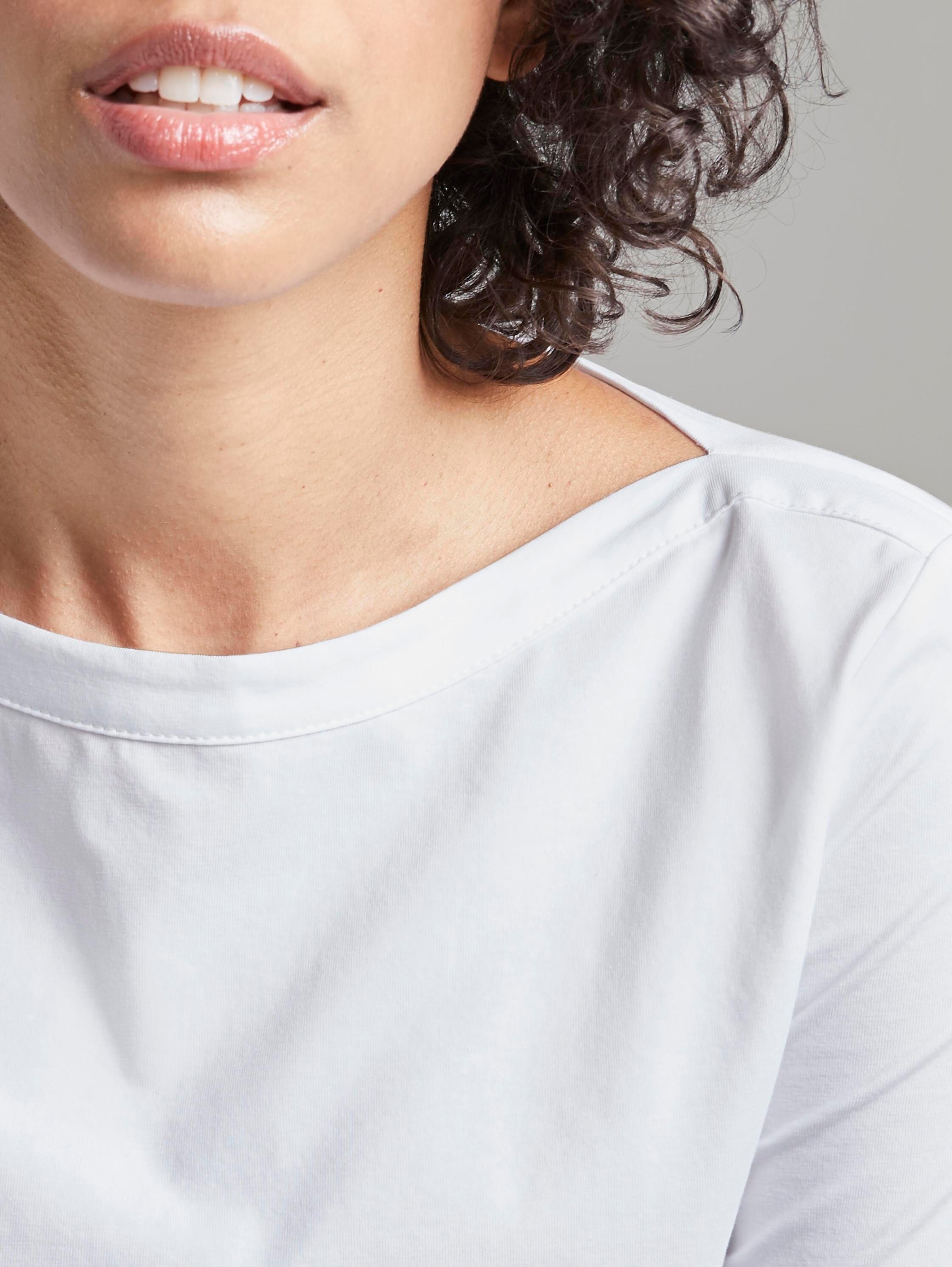 Basic T-shirt - White - Detailaanzicht model