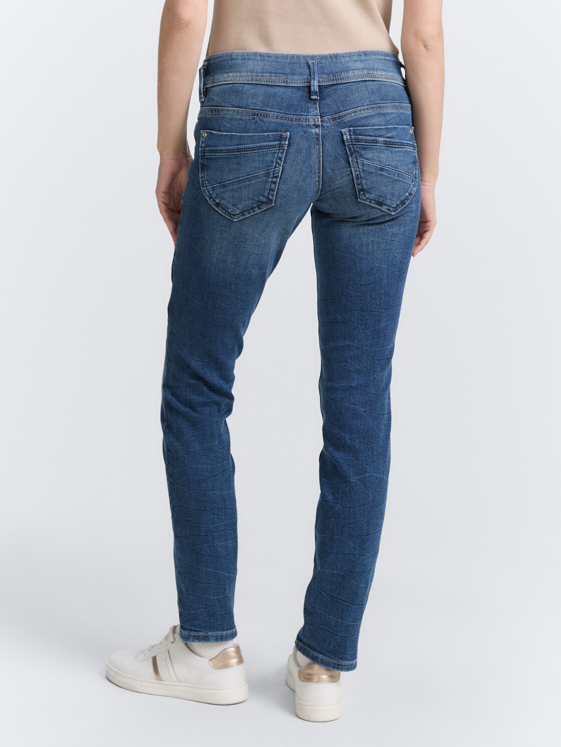 TTALEXA SLIM Jeans - random bleached blue denim - Auschnitt Model-Rückansicht