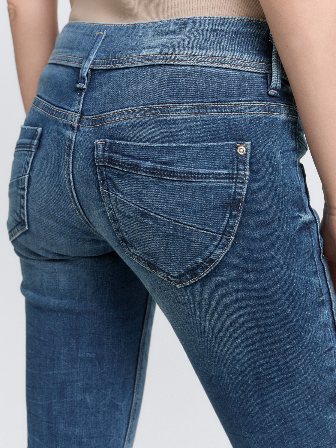 TTALEXA SLIM Jeans - random bleached blue denim - Detail-Model-Ansicht