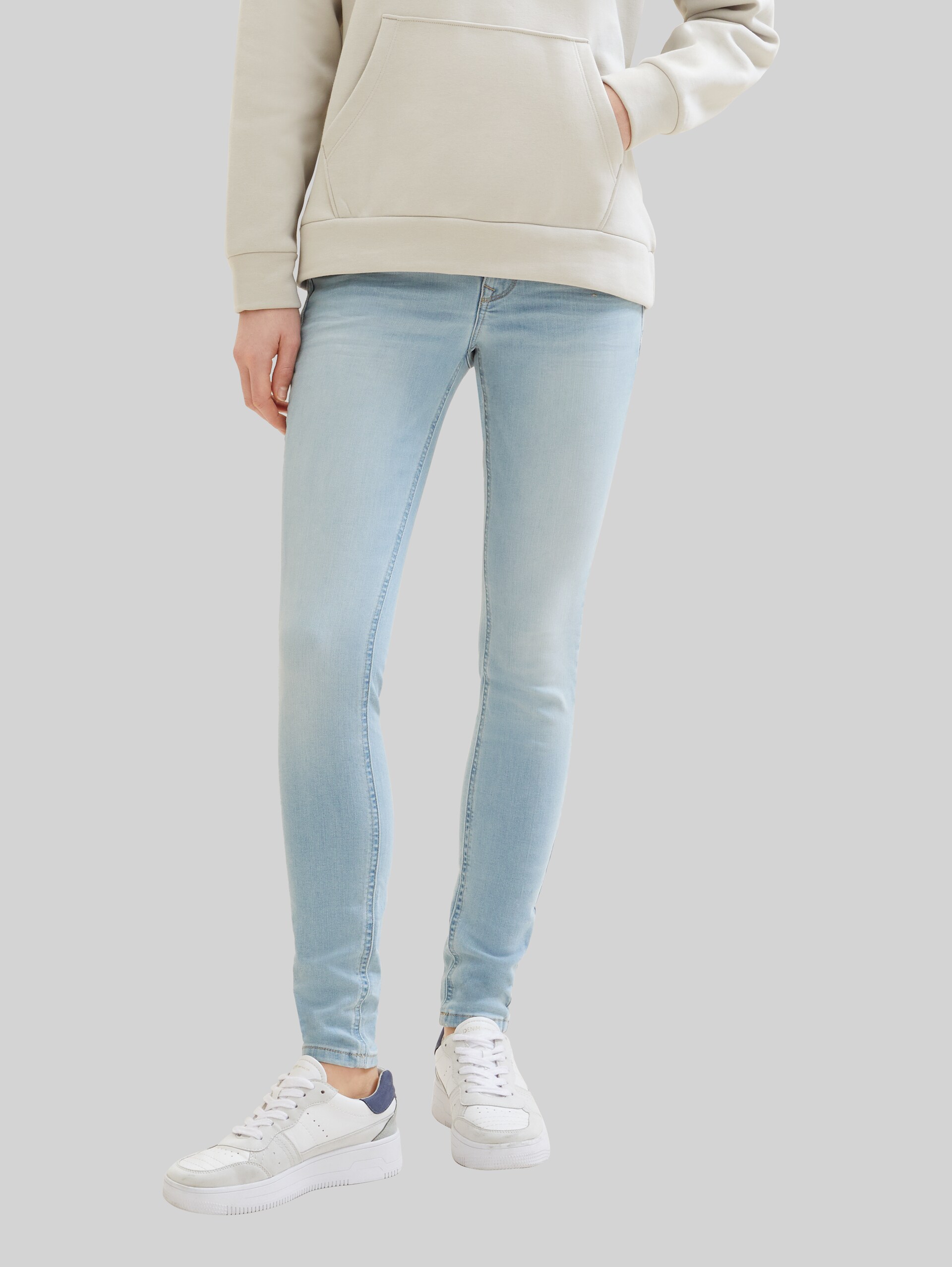 TTJONA EXTRA SKINNY Jeans - Clean Light Stone Blue Denim - Ausschnitt Model-Vorderansicht