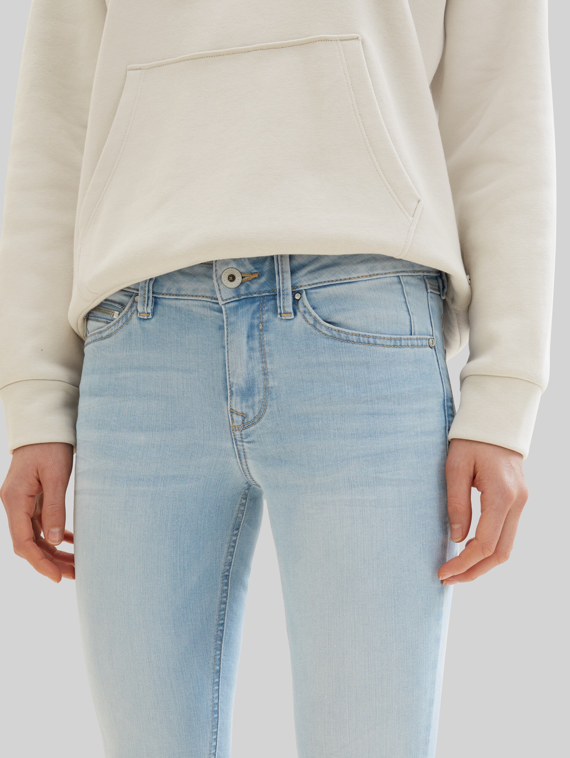 TTJONA EXTRA SKINNY Jeans - Clean Light Stone Blue Denim - Detail-Model-Ansicht