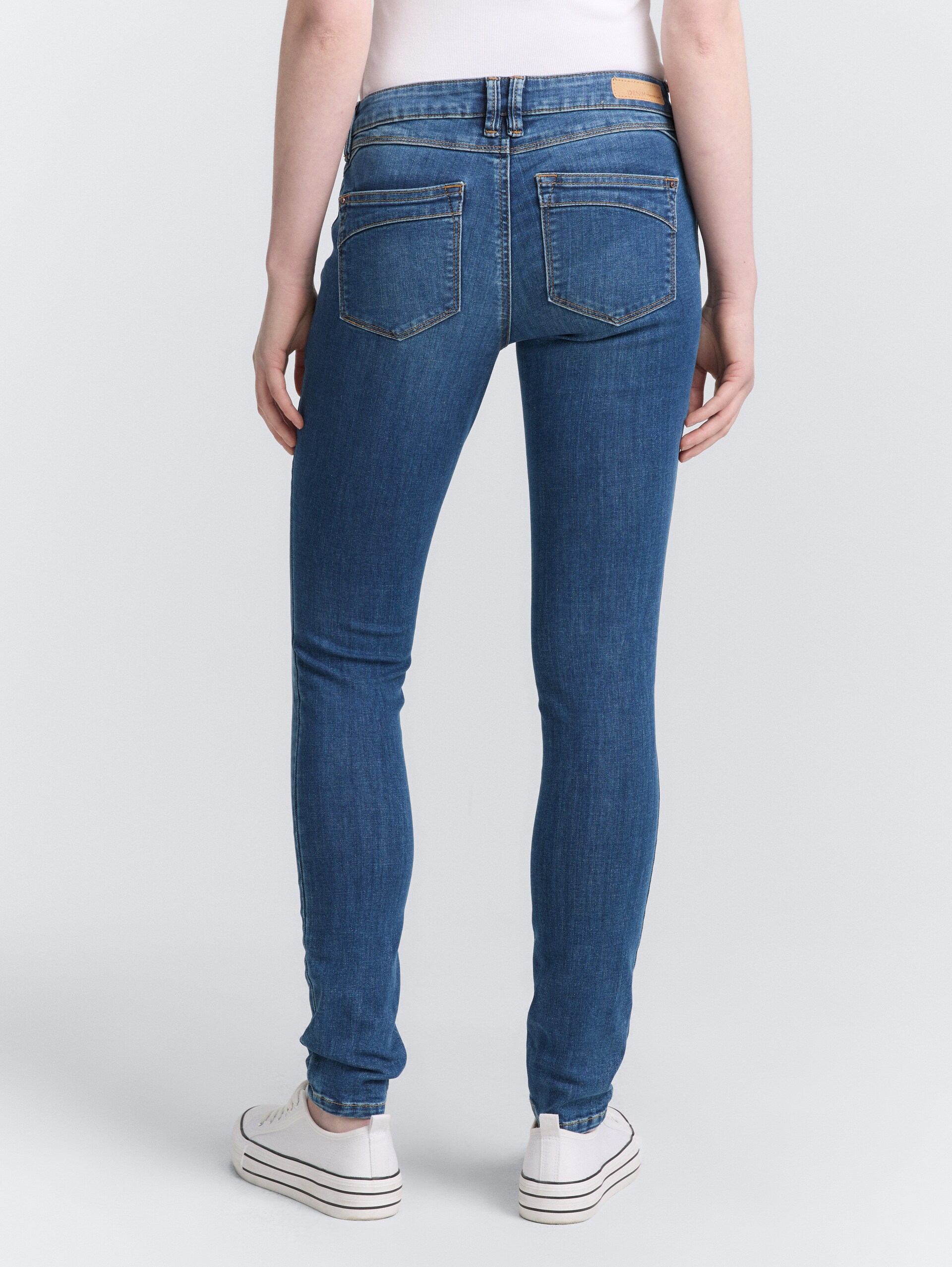 TTJONA EXTRA SKINNY jeans - Clean Mid Stone Blue Denim - Neklijn model-achteraanzicht