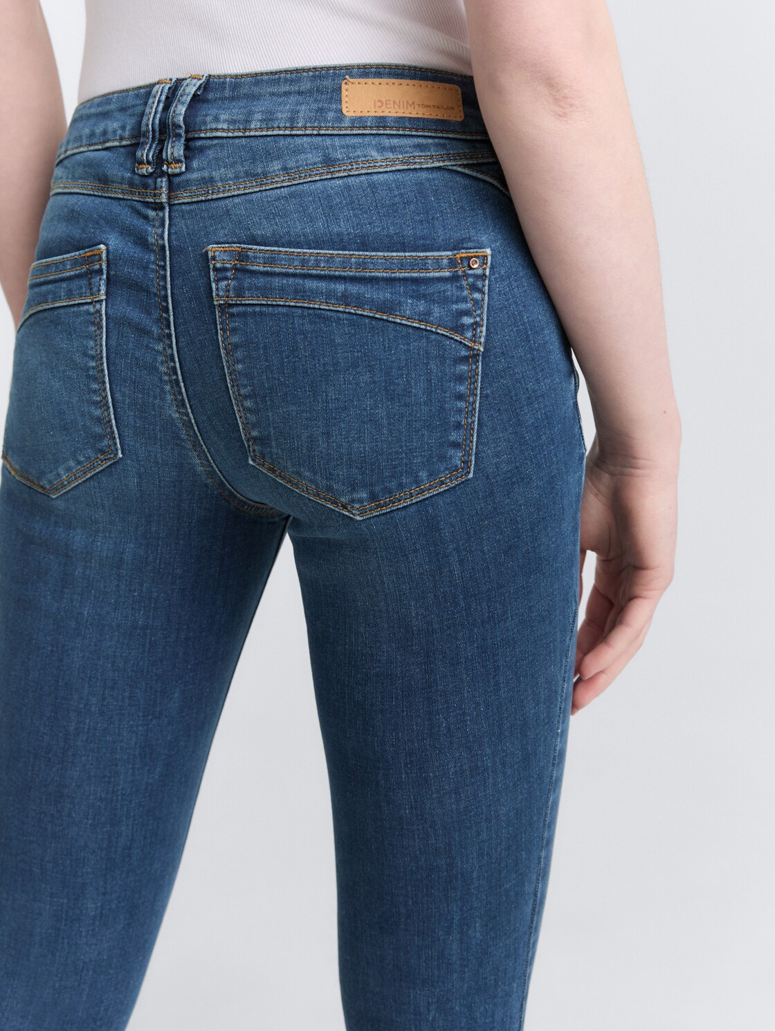 TTJONA EXTRA SKINNY Jeans - Clean Mid Stone Blue Denim - Detail-Model-Ansicht