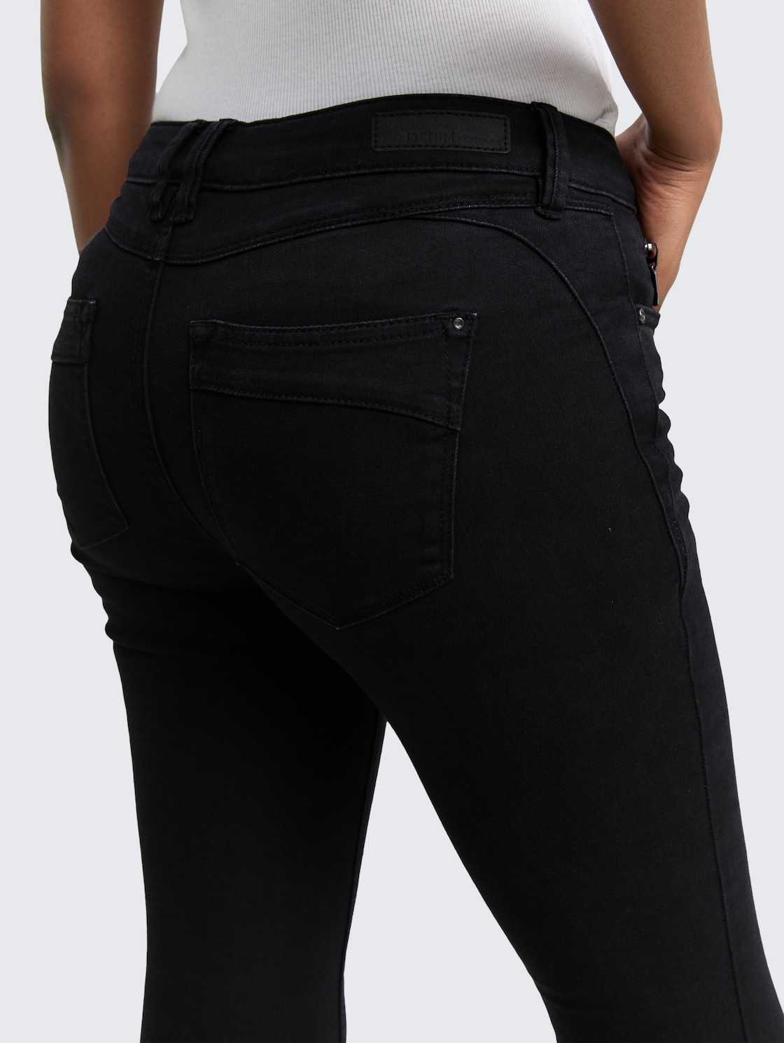 TTJONA EXTRA SKINNY Jeans - clean dark stone black denim - Detail-Model-Ansicht