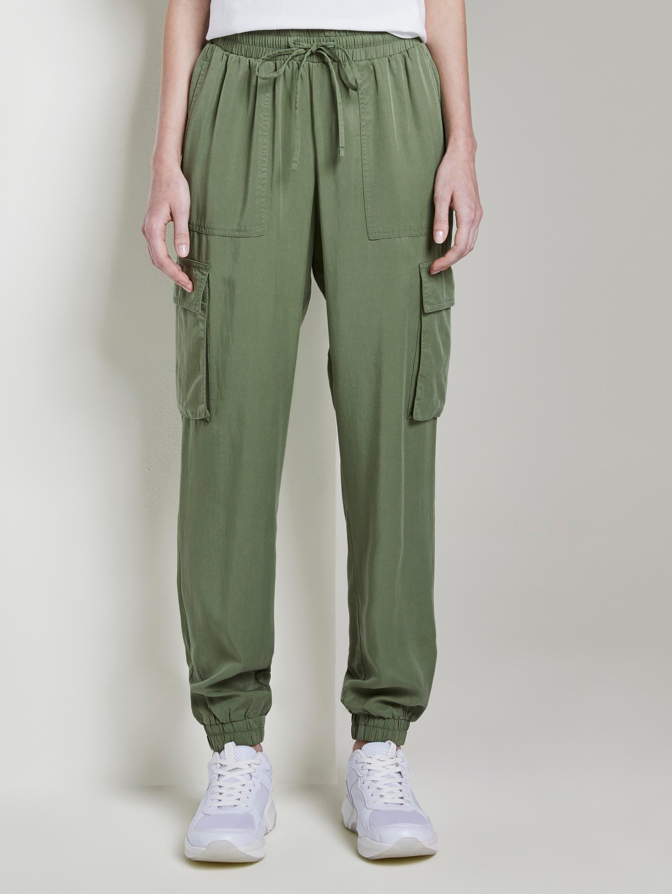 Nena & Larissa: Weiche Cargo-Hose im Utility-Look - dull moss green - Model-Vorderansicht