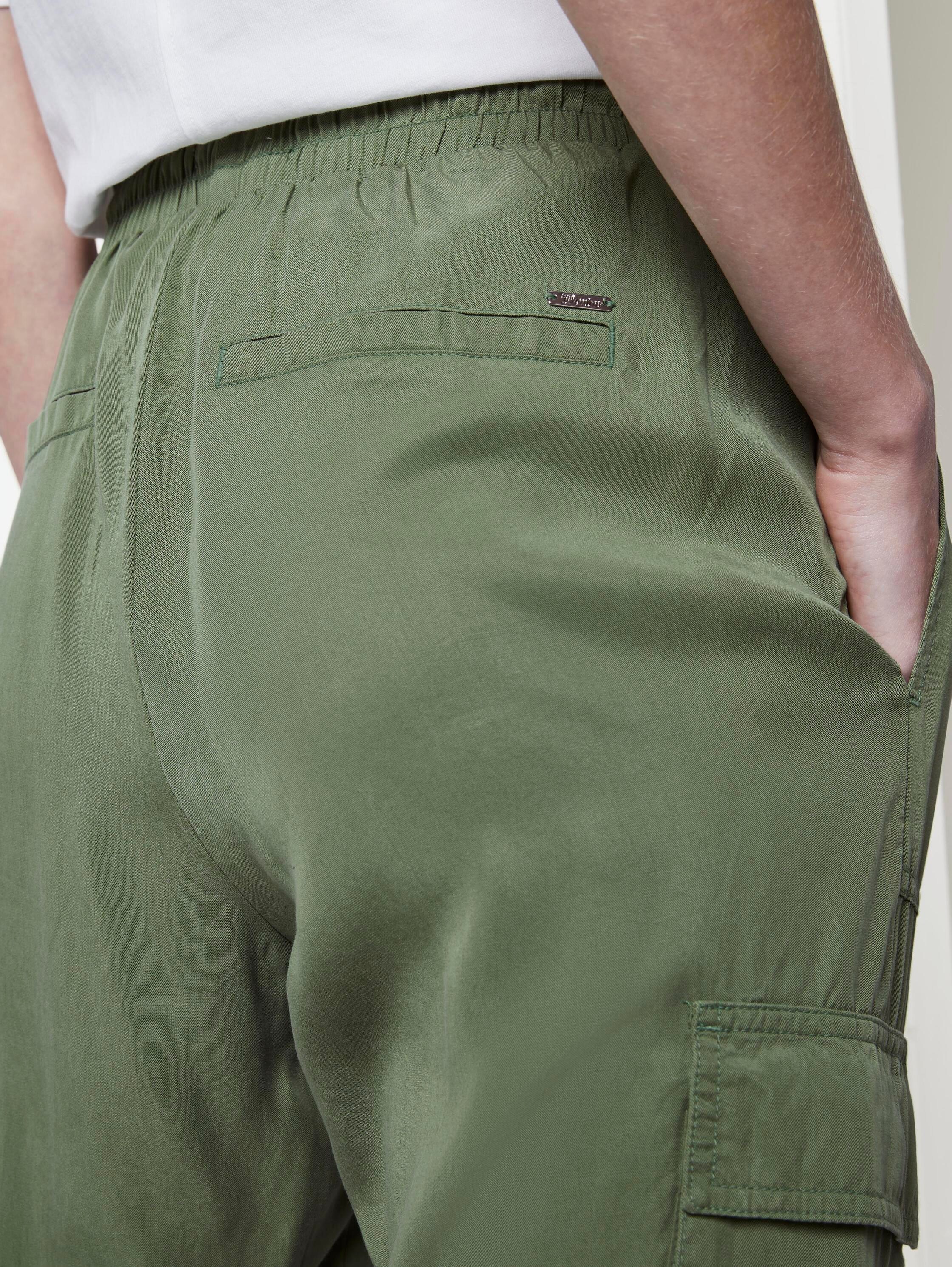 Nena & Larissa: Weiche Cargo-Hose im Utility-Look - dull moss green - Detail-Model-Ansicht