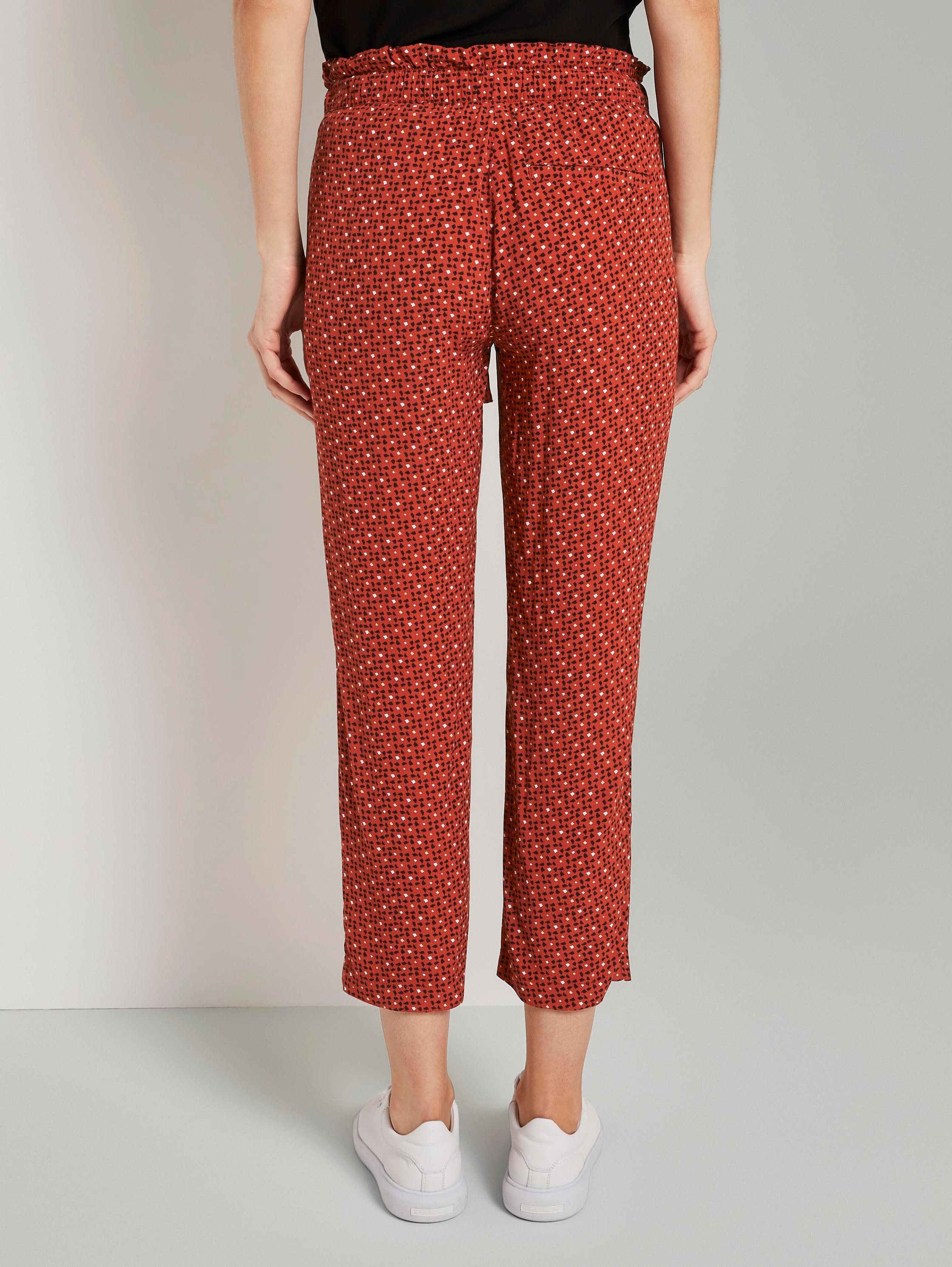 Loose Fit-broek met elastiek in de tailleband - brown geometric design - Neklijn model-achteraanzicht