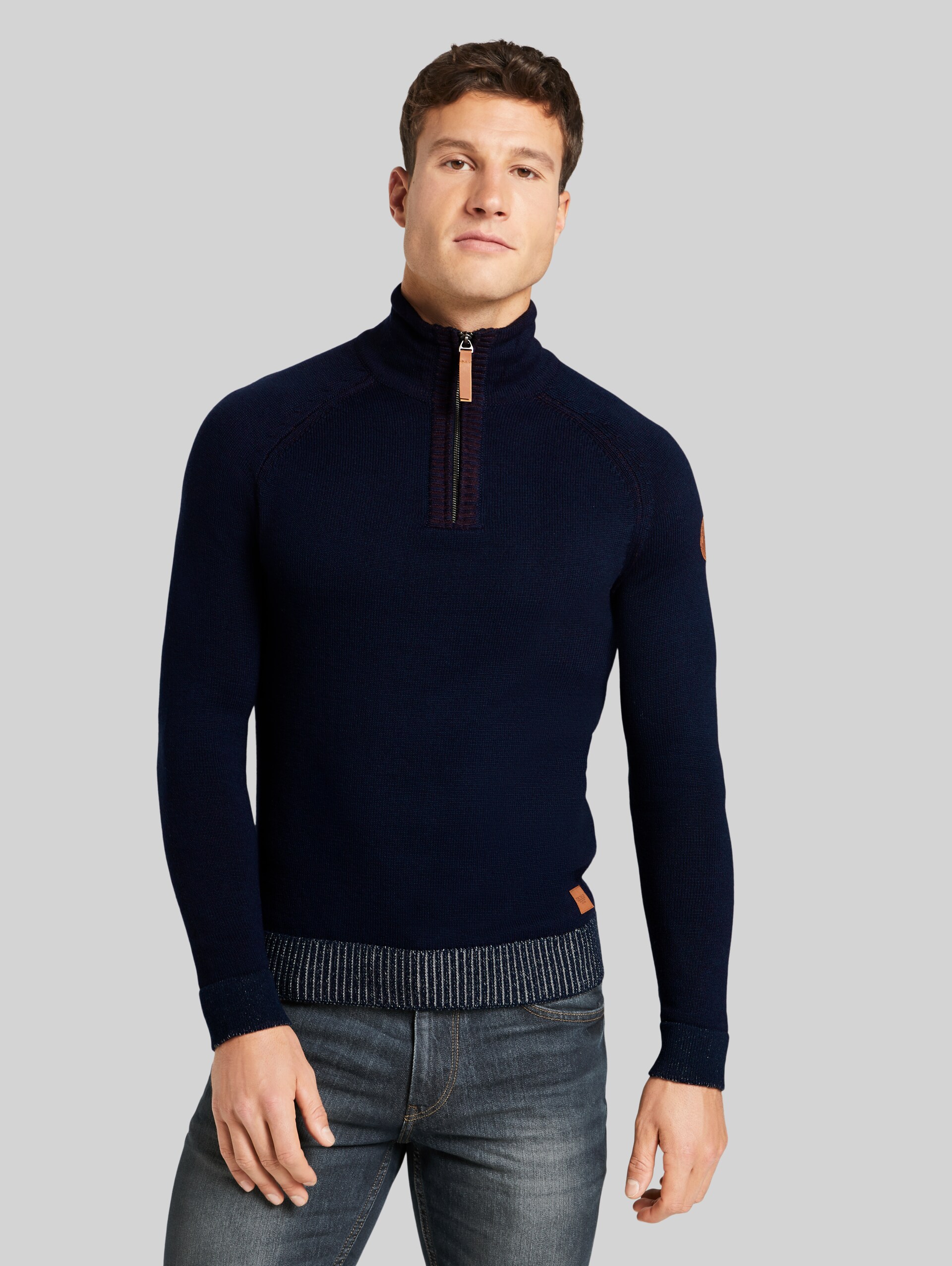 Melierter Troyer Pullover - Sky Captain Blue - Ausschnitt Model-Vorderansicht