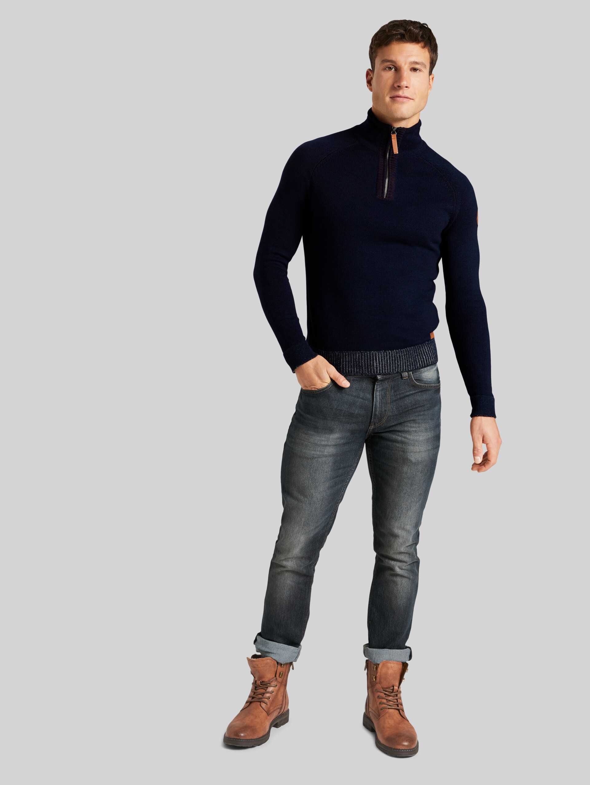Melierter Troyer Pullover - Sky Captain Blue - Model-Vorderansicht