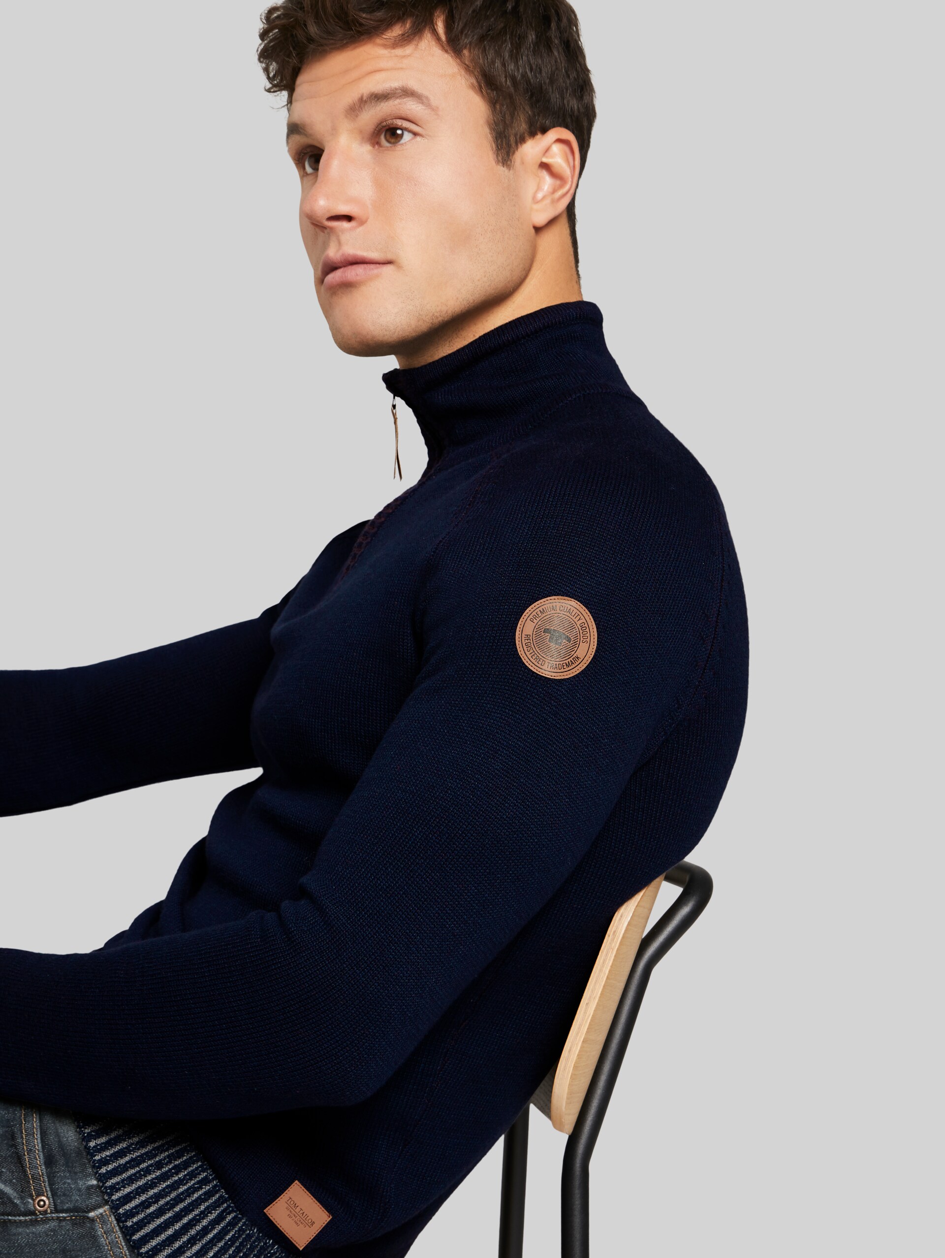 Melierter Troyer Pullover - Sky Captain Blue - Detail-Model-Ansicht