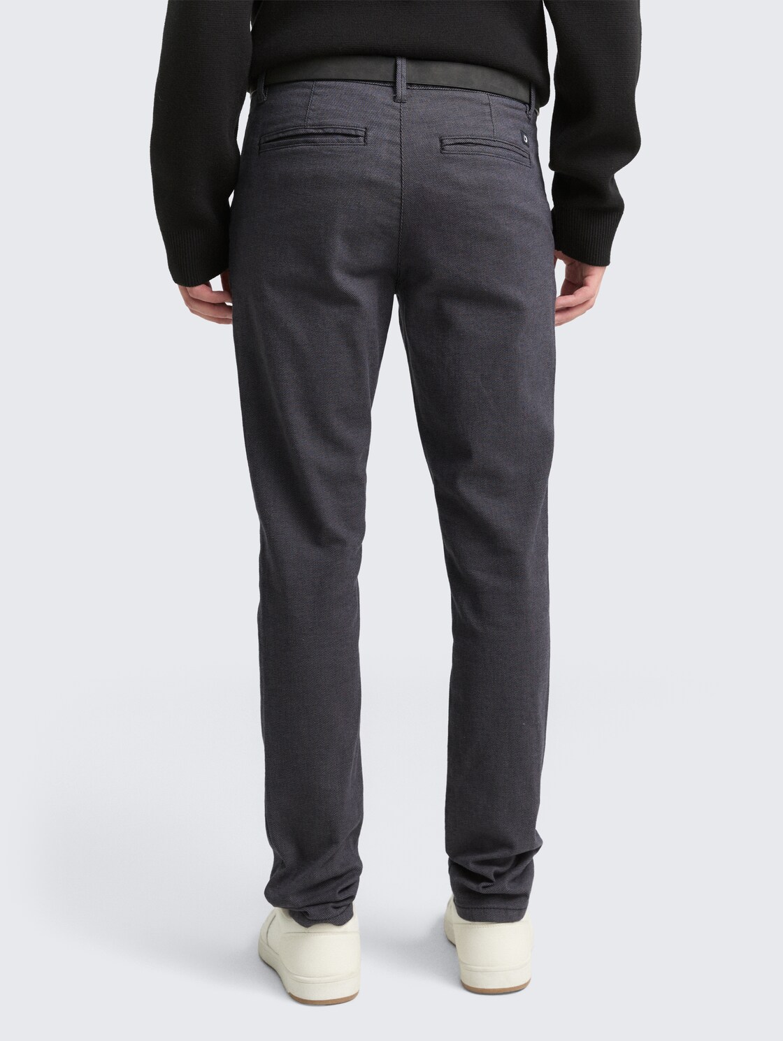 Straight Fit Chino Hose mit Gürtel - anthra dobby yarn dye - Auschnitt Model-Rückansicht