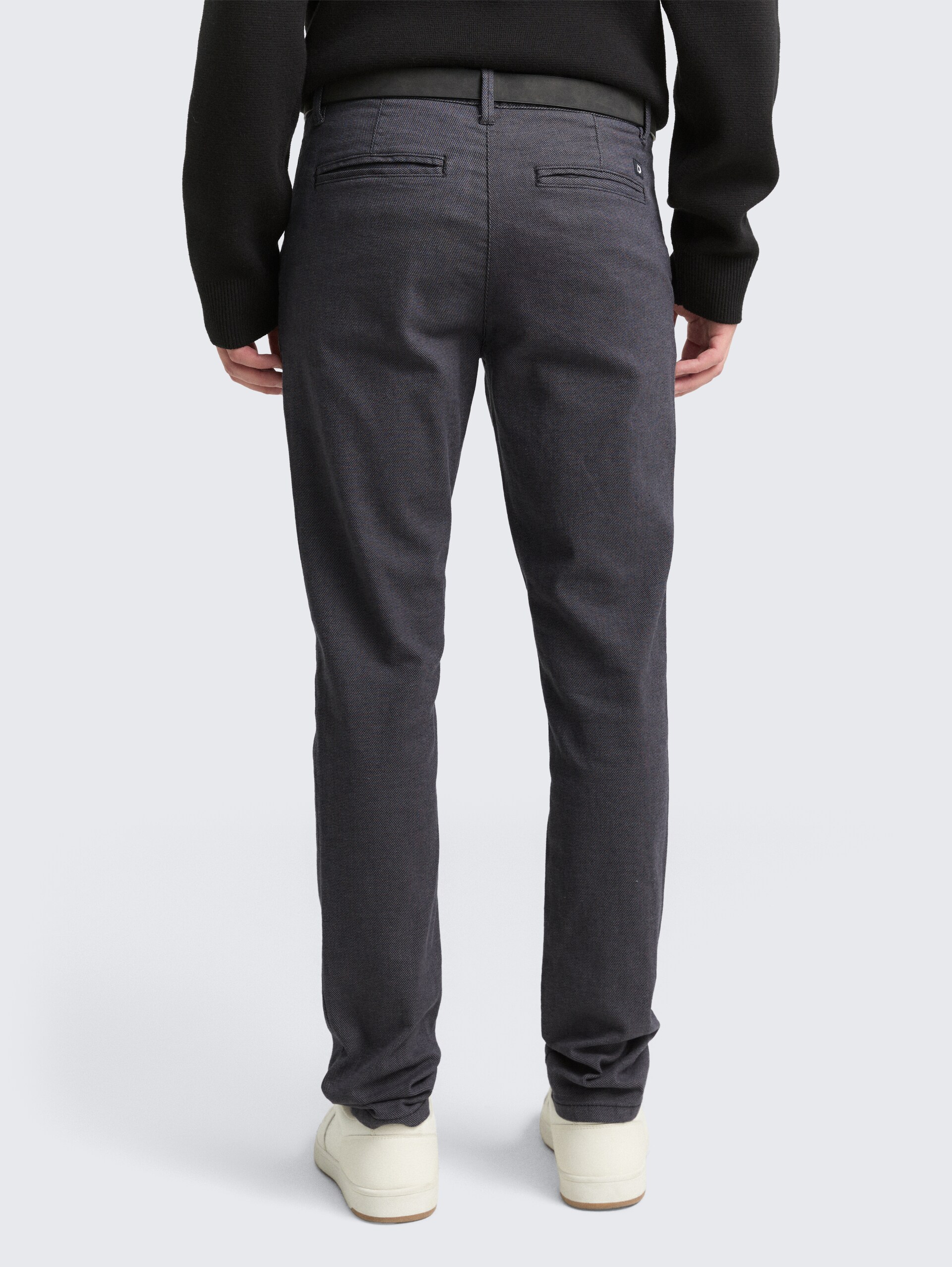 Straight Fit Chino Hose mit Gürtel - anthra dobby yarn dye - Auschnitt Model-Rückansicht