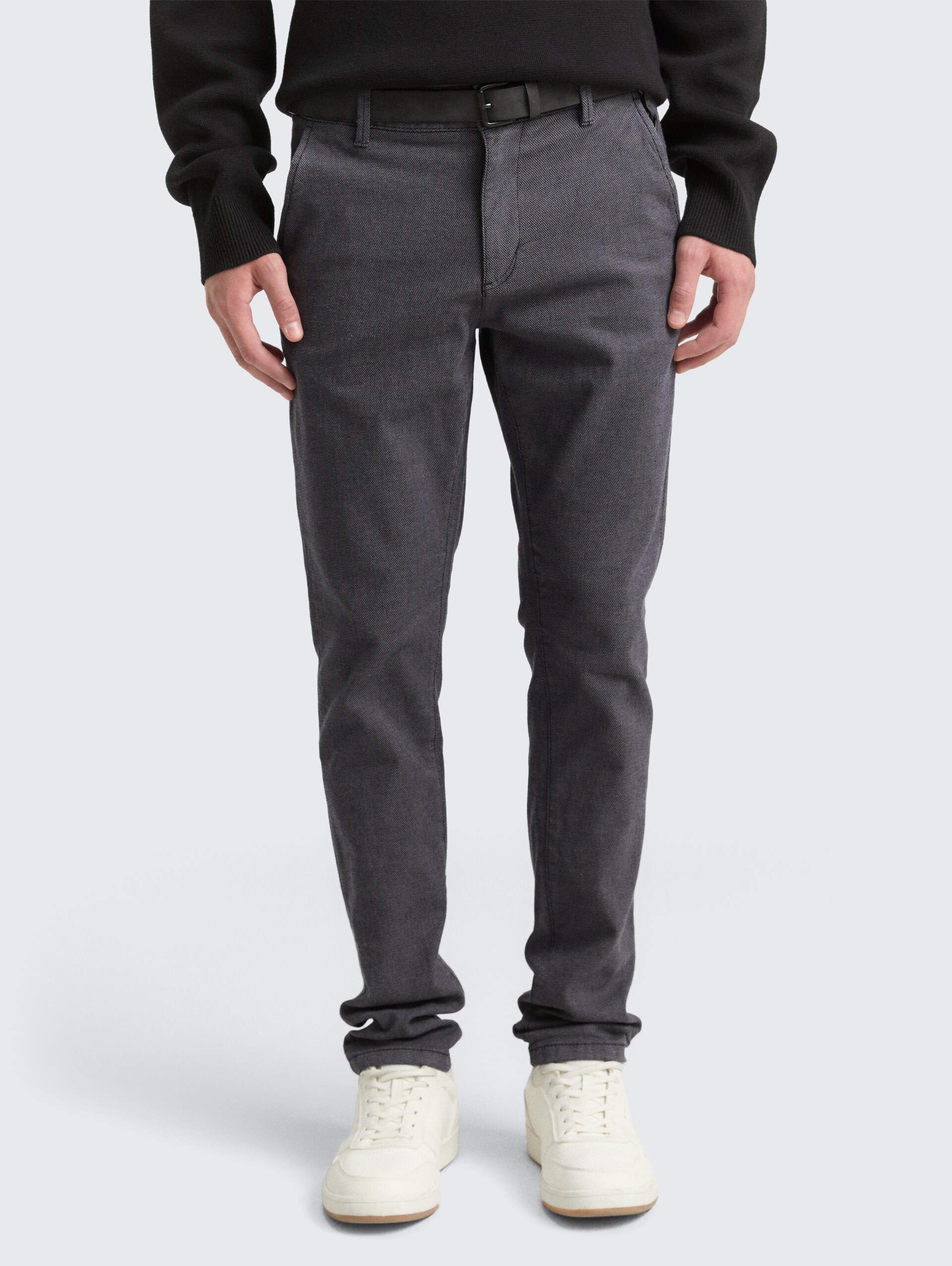 Straight Fit Chino Hose mit Gürtel - anthra dobby yarn dye - Ausschnitt Model-Vorderansicht