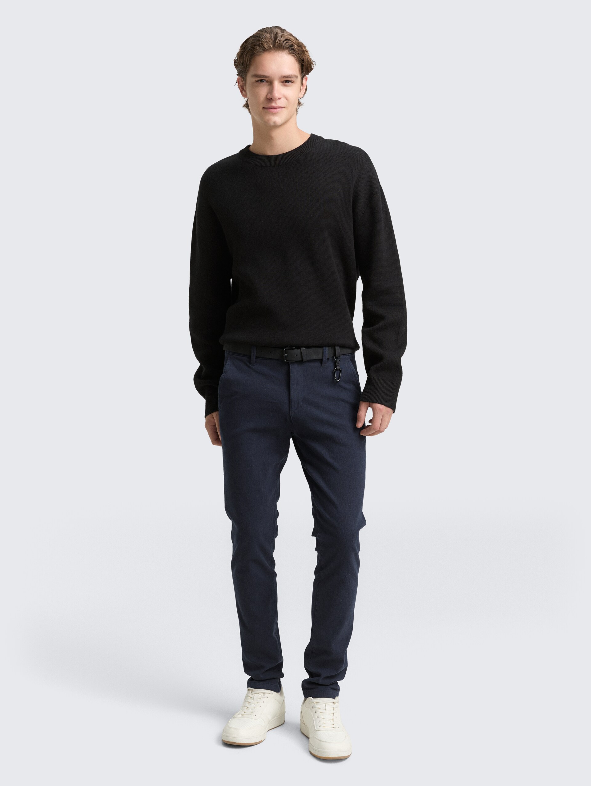 Straight Fit Chino Hose mit Gürtel - navy dobby yarn dye - Model-Vorderansicht