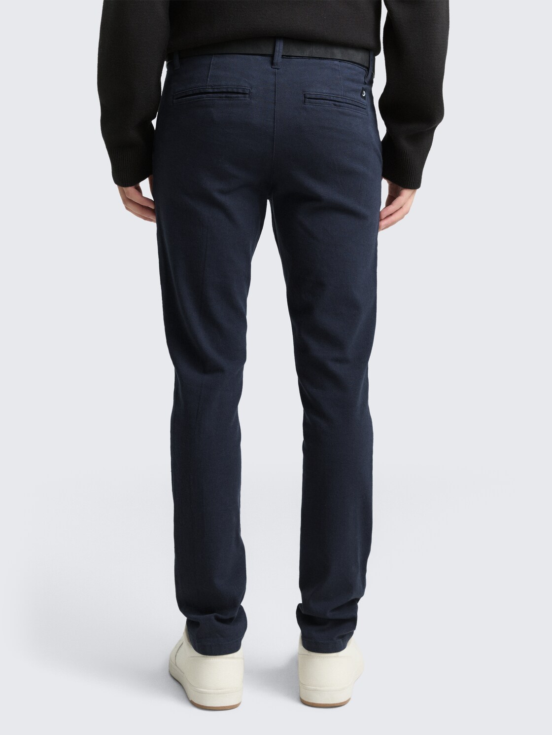 Straight Fit Chino Hose mit Gürtel - navy dobby yarn dye - Auschnitt Model-Rückansicht
