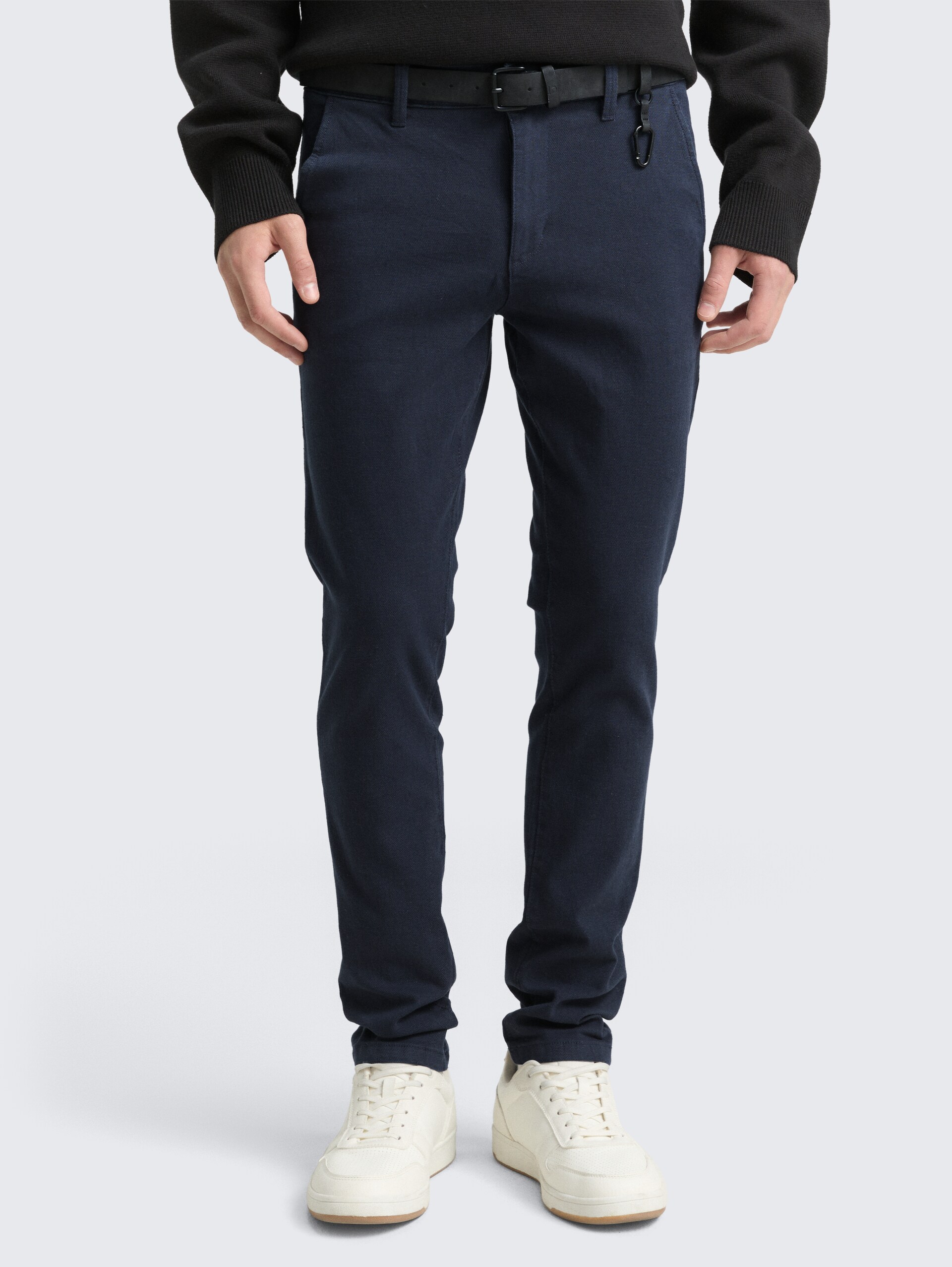 Straight Fit Chino Hose mit Gürtel - navy dobby yarn dye - Ausschnitt Model-Vorderansicht