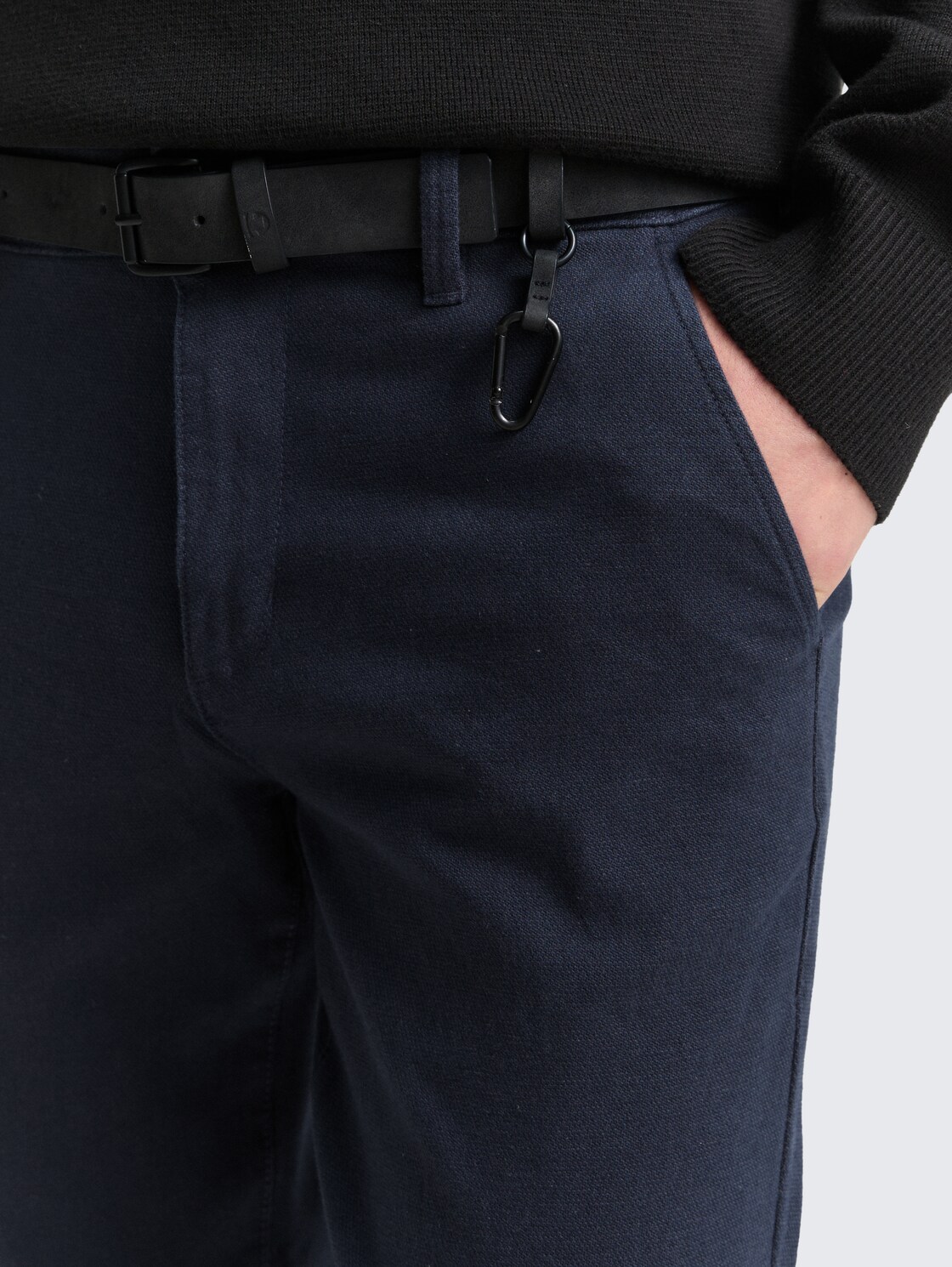 Straight Fit Chino Hose mit Gürtel - navy dobby yarn dye - Detail-Model-Ansicht