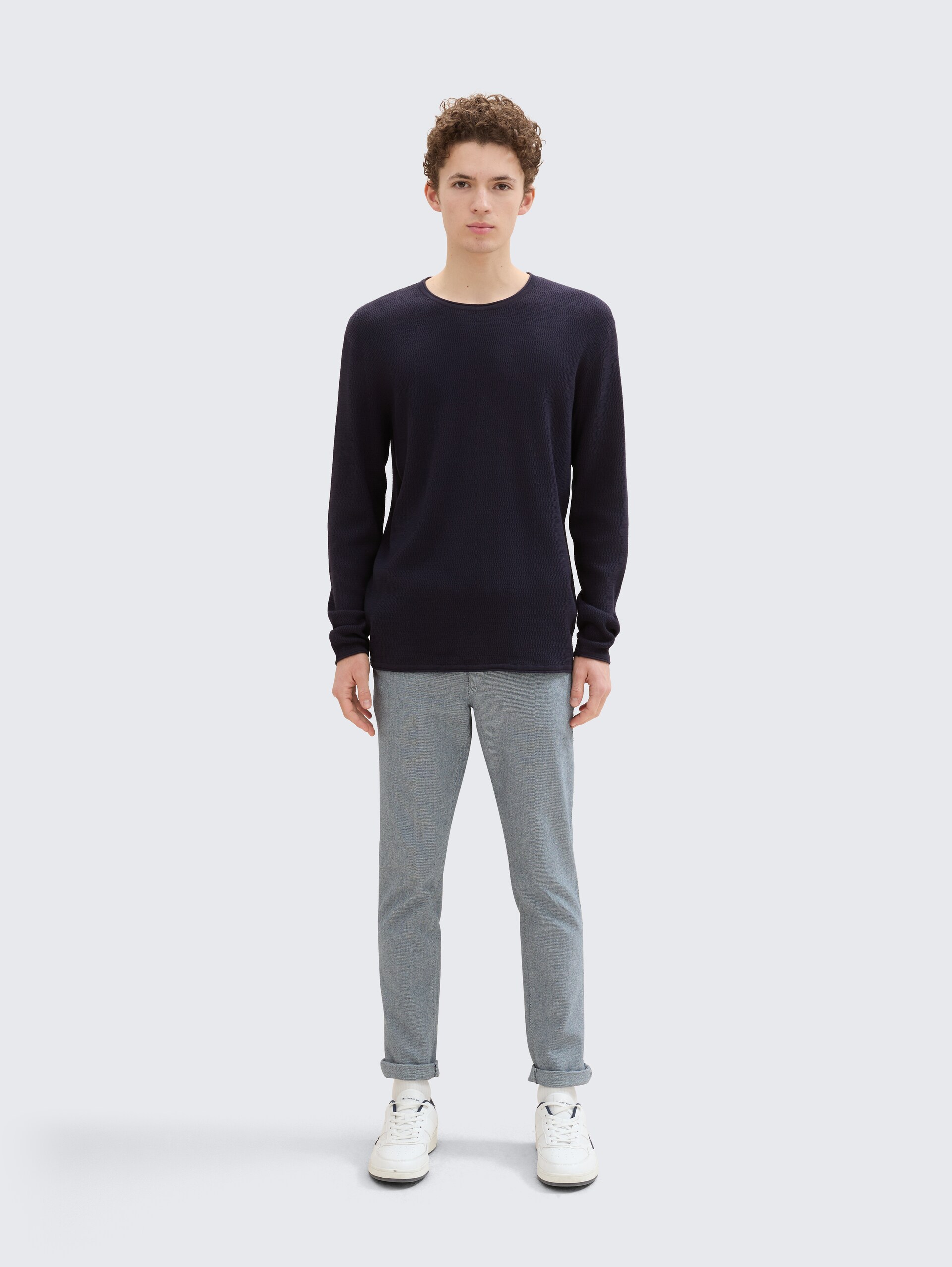 Straight Fit Chino Hose mit Gürtel - white navy dobby yarn dye - Model-Vorderansicht