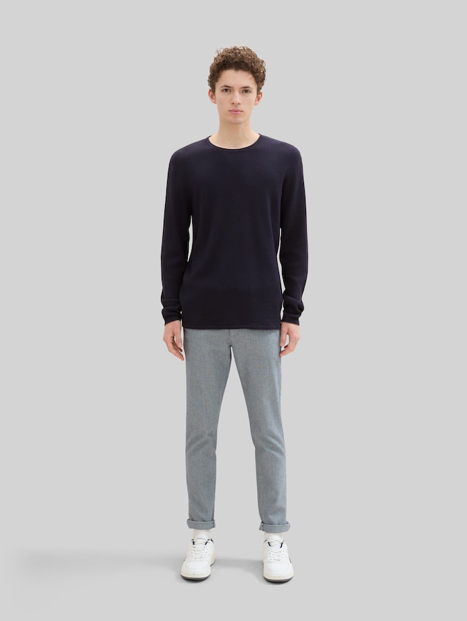 Straight-fit chinos with belt by Denim Male, white navy dobby yarn dye