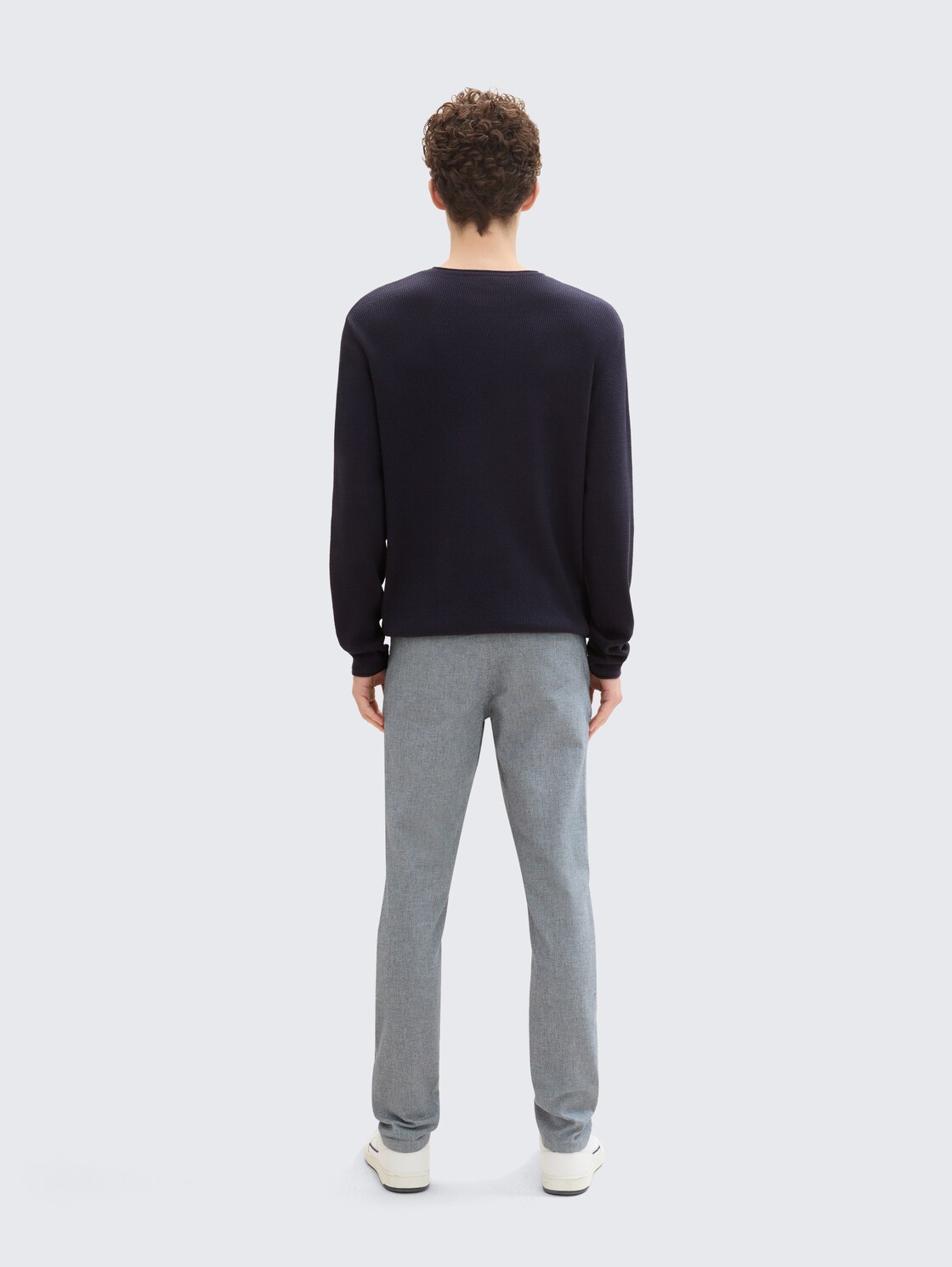 Straight Fit Chino Hose mit Gürtel - white navy dobby yarn dye - Auschnitt Model-Rückansicht