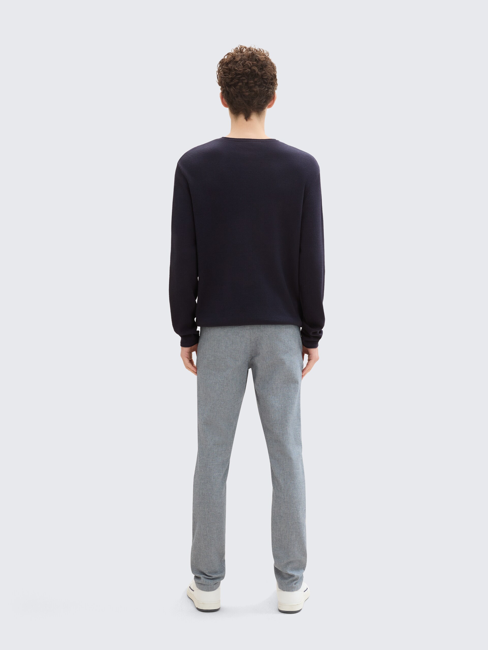 Straight Fit Chino Hose mit Gürtel - white navy dobby yarn dye - Auschnitt Model-Rückansicht