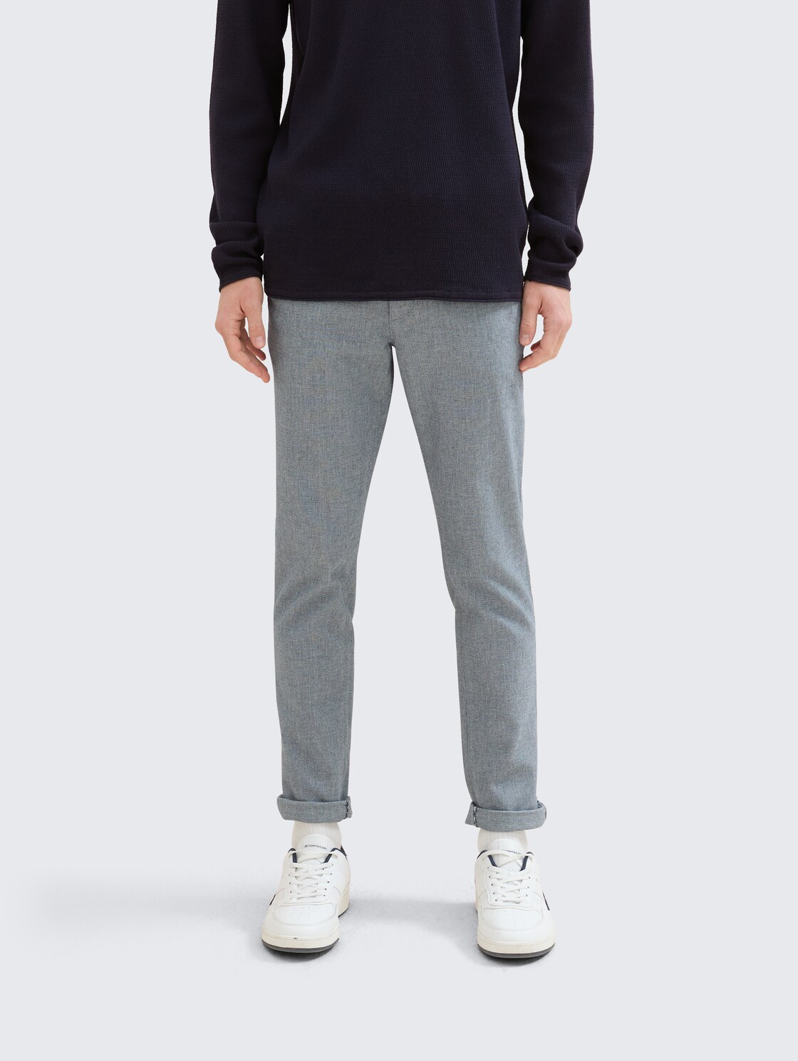 Straight Fit Chino Hose mit Gürtel - white navy dobby yarn dye - Ausschnitt Model-Vorderansicht