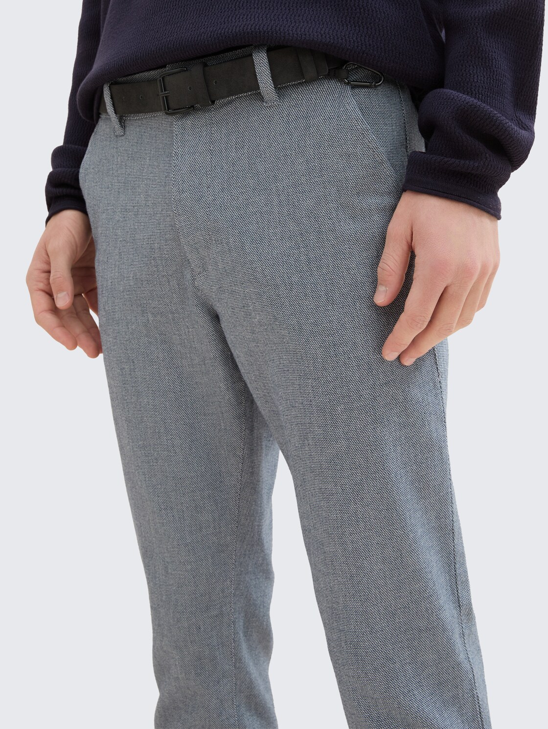 Straight Fit Chino Hose mit Gürtel - white navy dobby yarn dye - Detail-Model-Ansicht