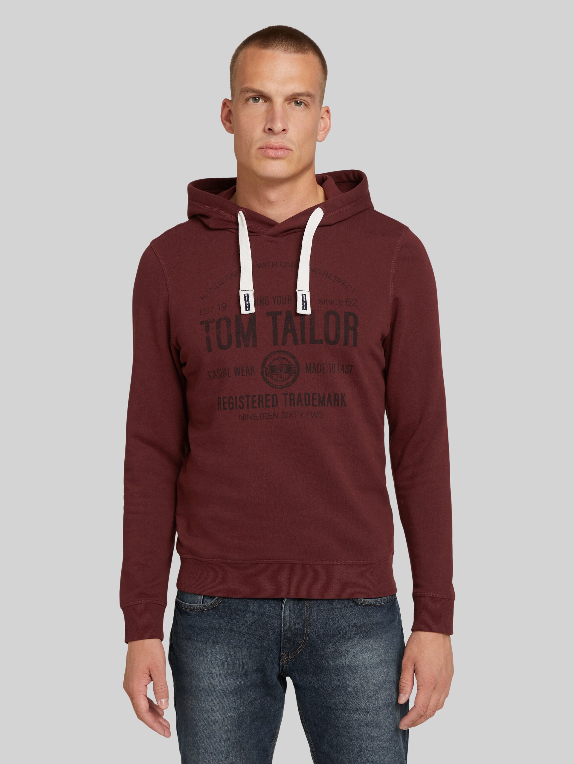 Hoodie mit Print - Decadent Bordeaux - Ausschnitt Model-Vorderansicht