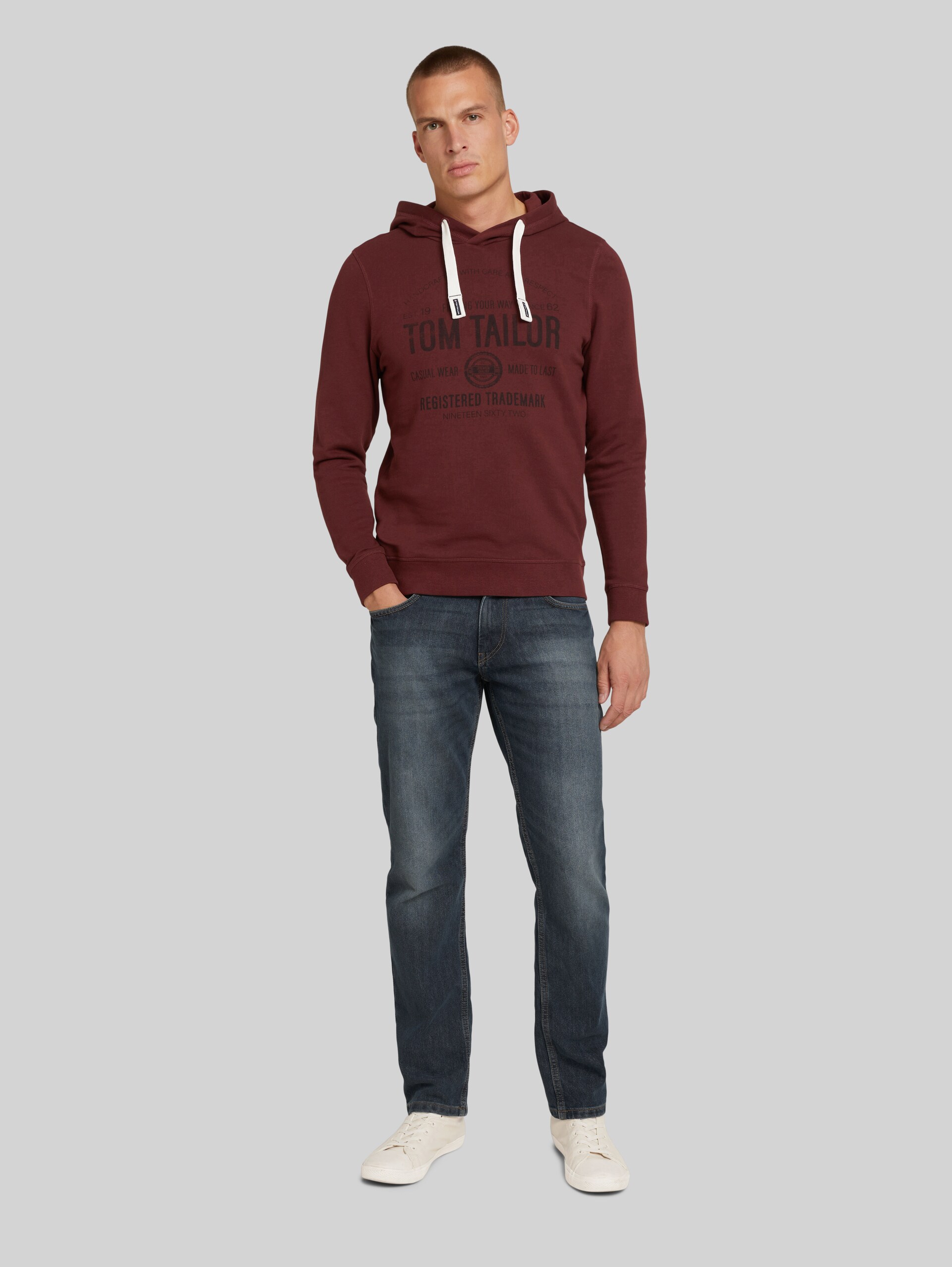Hoodie mit Print - Decadent Bordeaux - Model-Vorderansicht