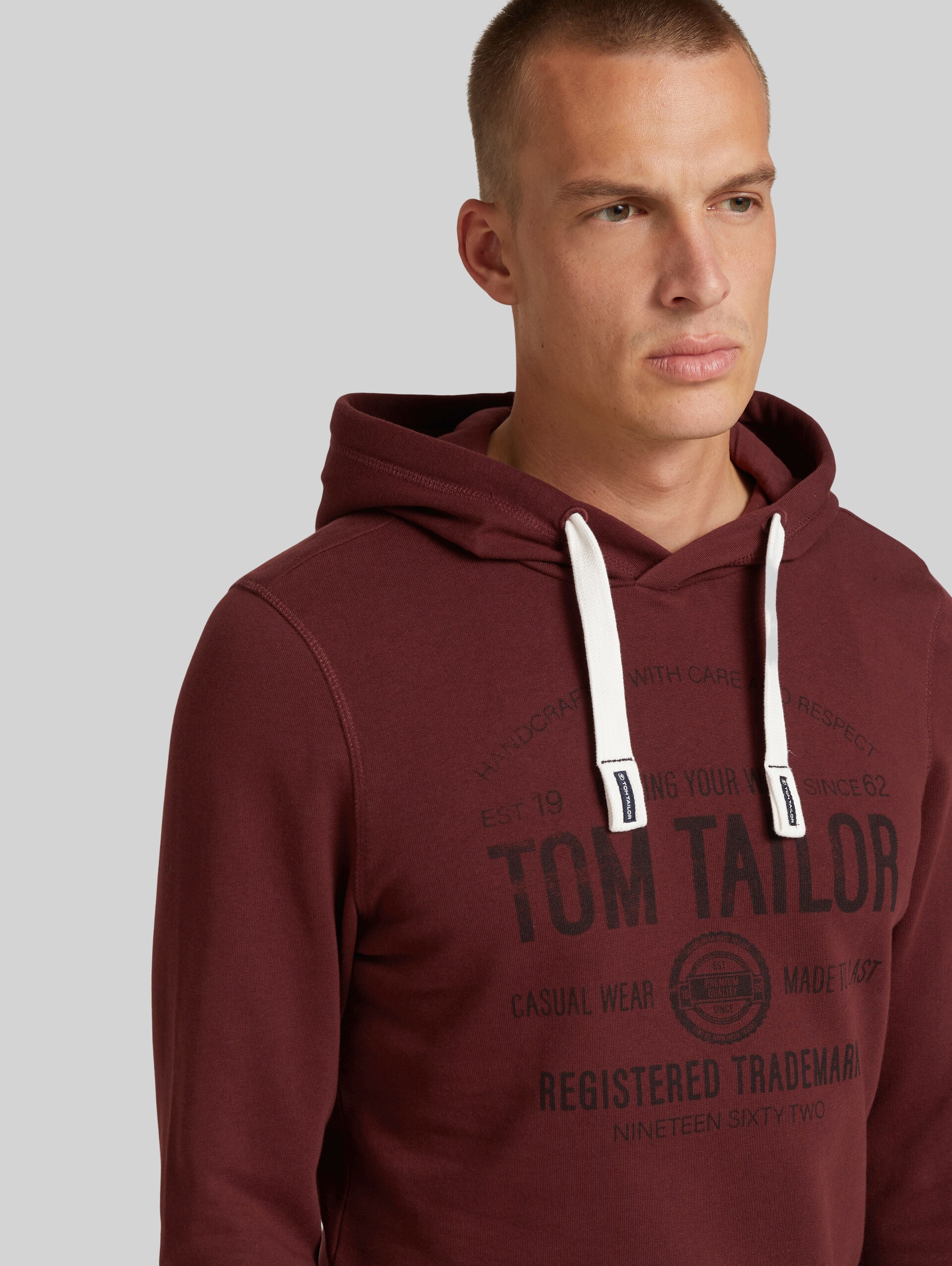 Hoodie mit Print - Decadent Bordeaux - Detail-Model-Ansicht