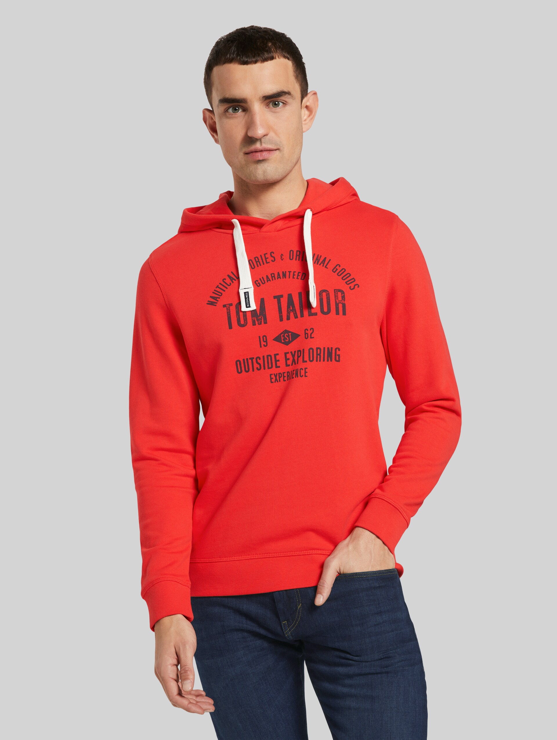 Hoodie mit Print - Powerful Red - Ausschnitt Model-Vorderansicht
