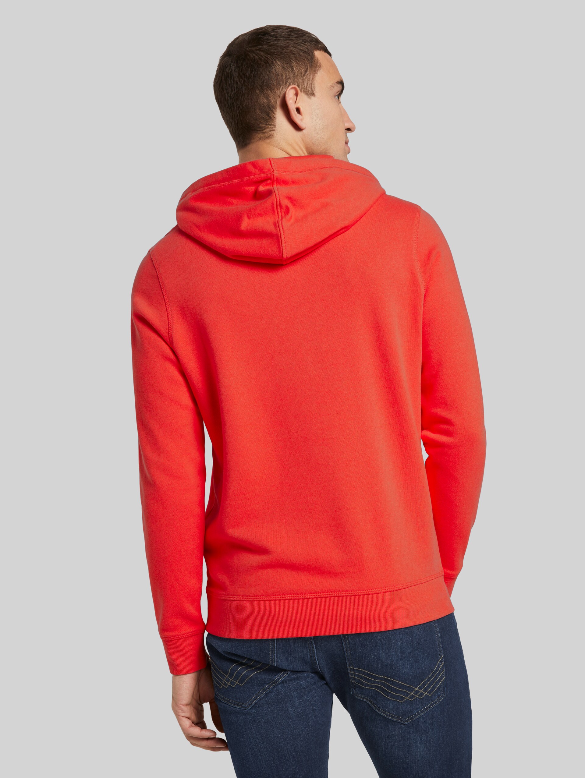 Hoodie mit Print - Powerful Red - Auschnitt Model-Rückansicht
