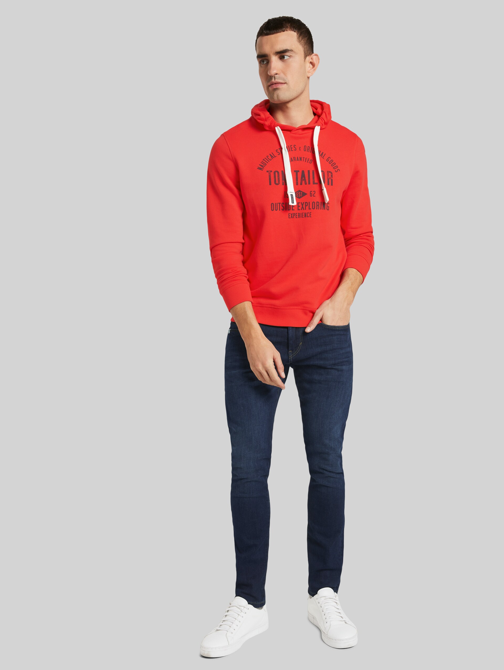 Hoodie mit Print - Powerful Red - Model-Vorderansicht