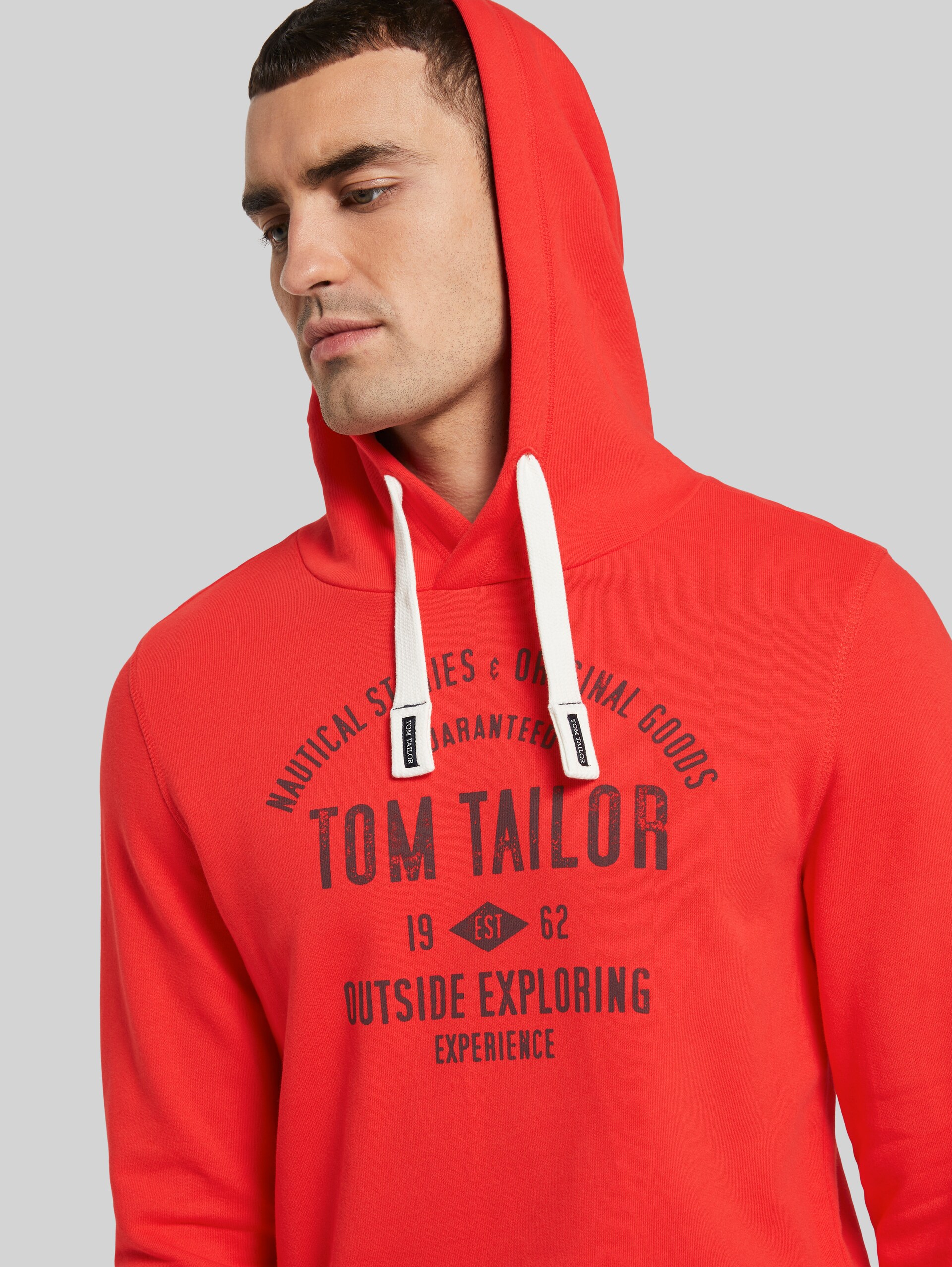 Hoodie mit Print - Powerful Red - Detail-Model-Ansicht