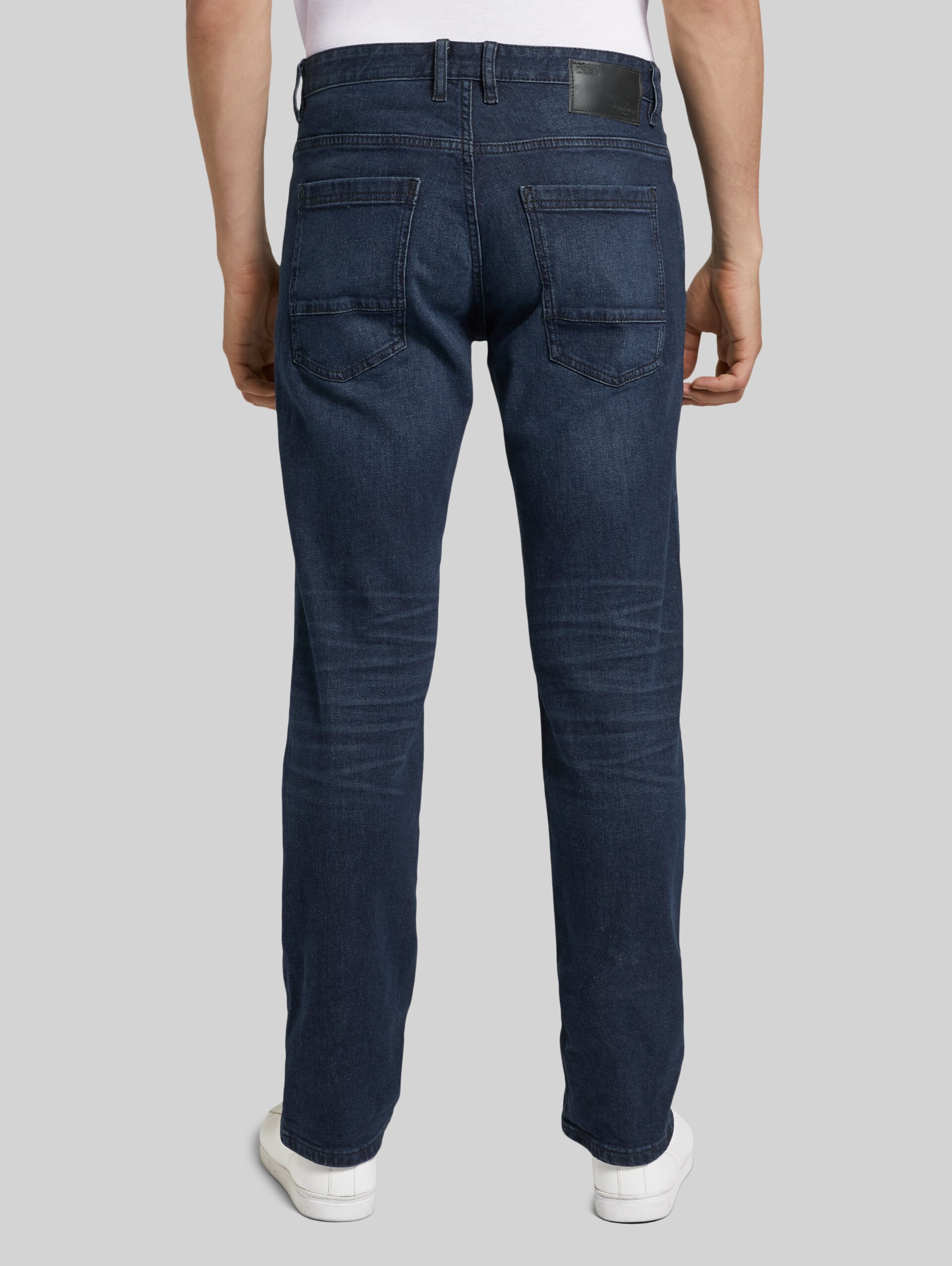 Marvin Straight Jeans - Blue Rinse Denim - Auschnitt Model-Rückansicht