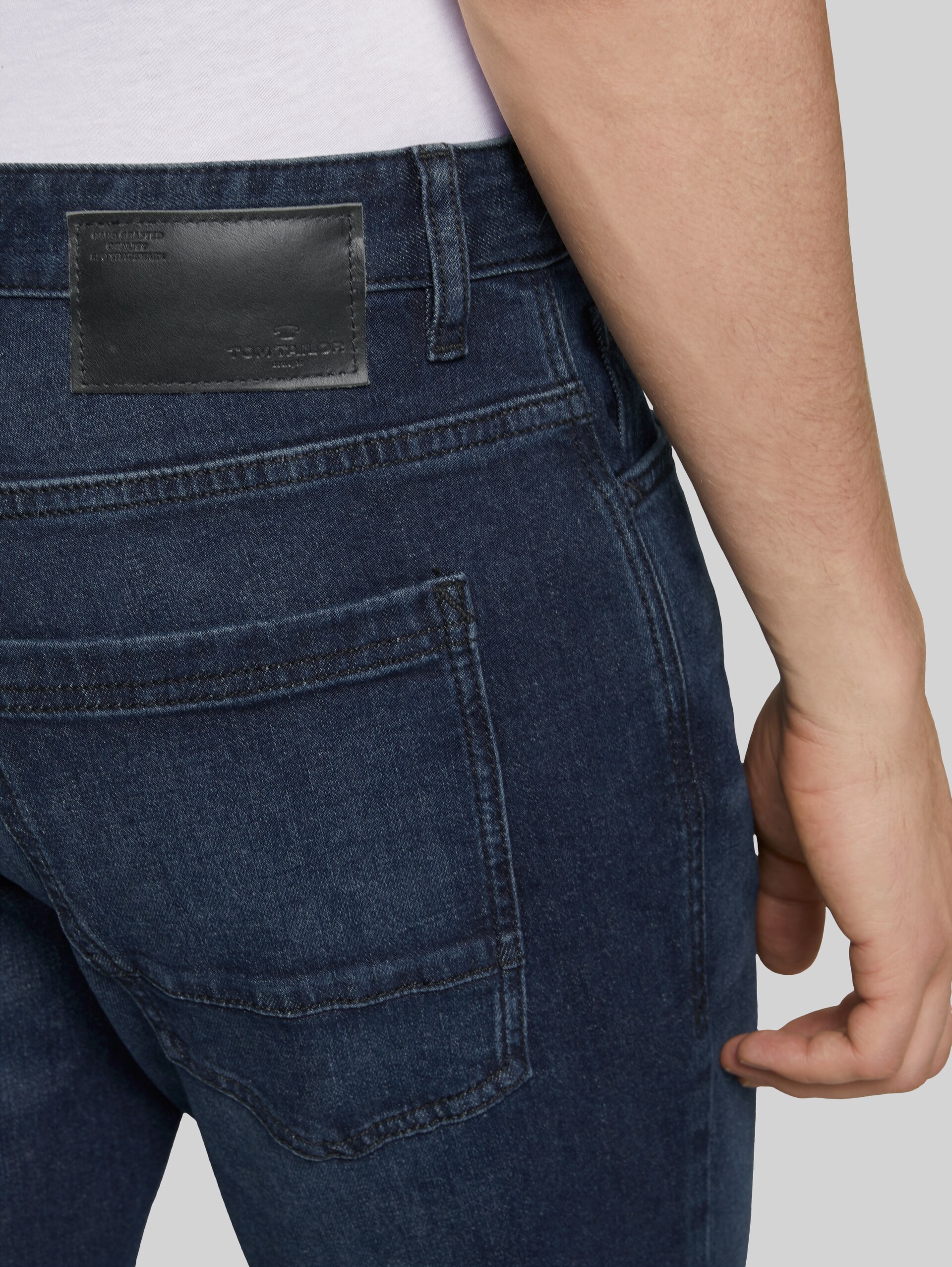 Marvin Straight Jeans - Blue Rinse Denim - Detail-Model-Ansicht