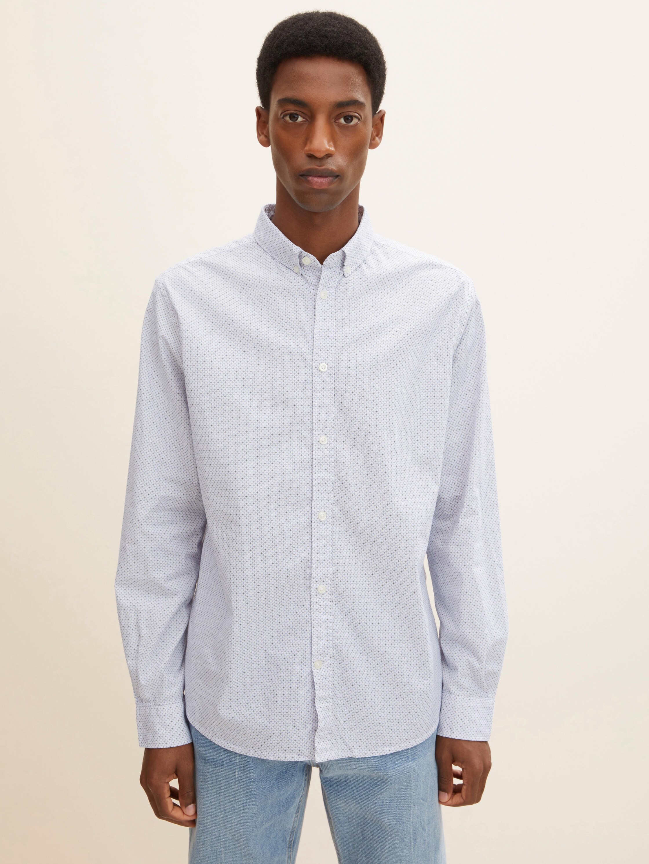 Stretch shirt met print - white blue crosses design - Nek model vooraanzicht