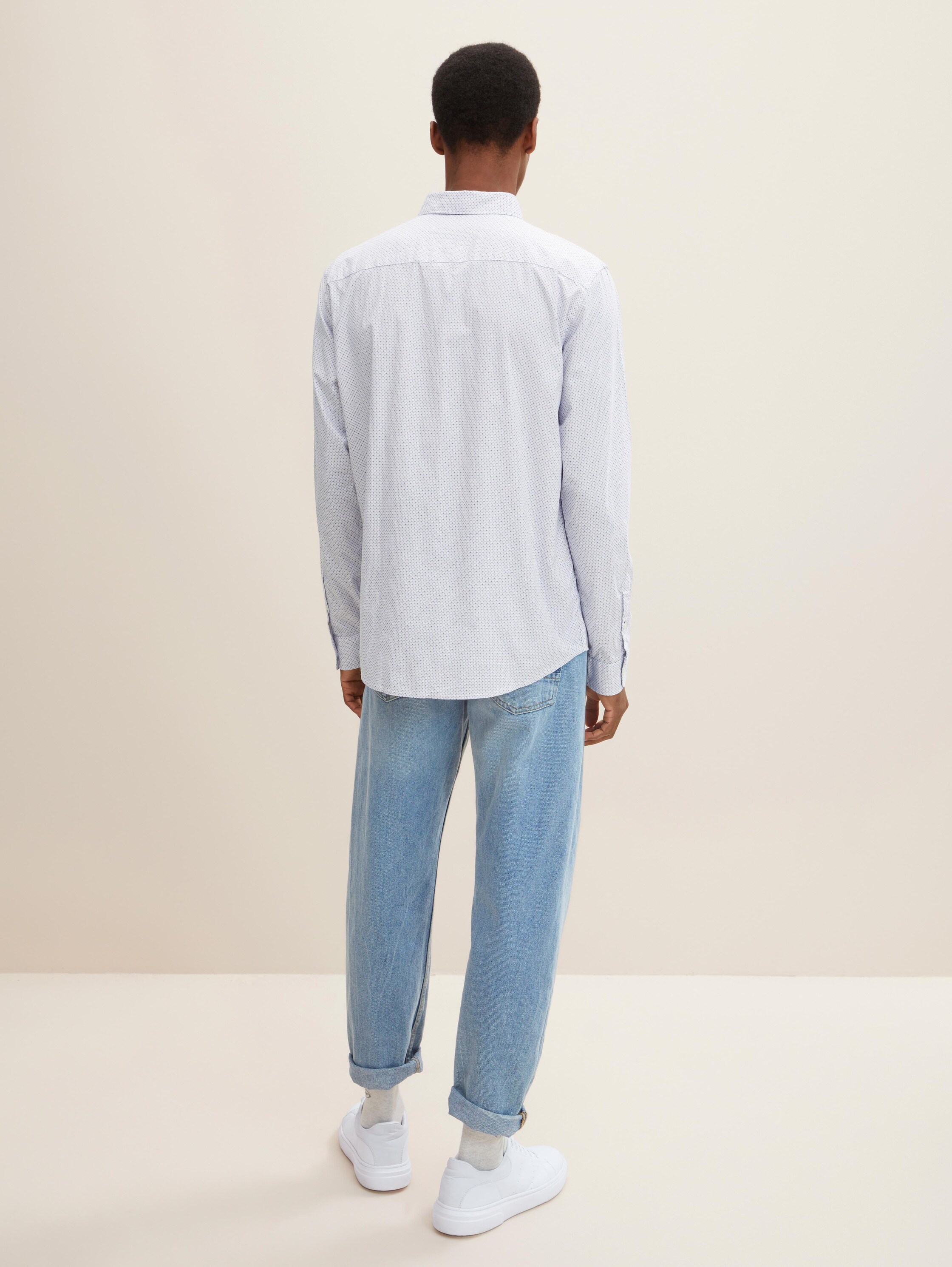 Stretch shirt met print - white blue crosses design - Neklijn model-achteraanzicht