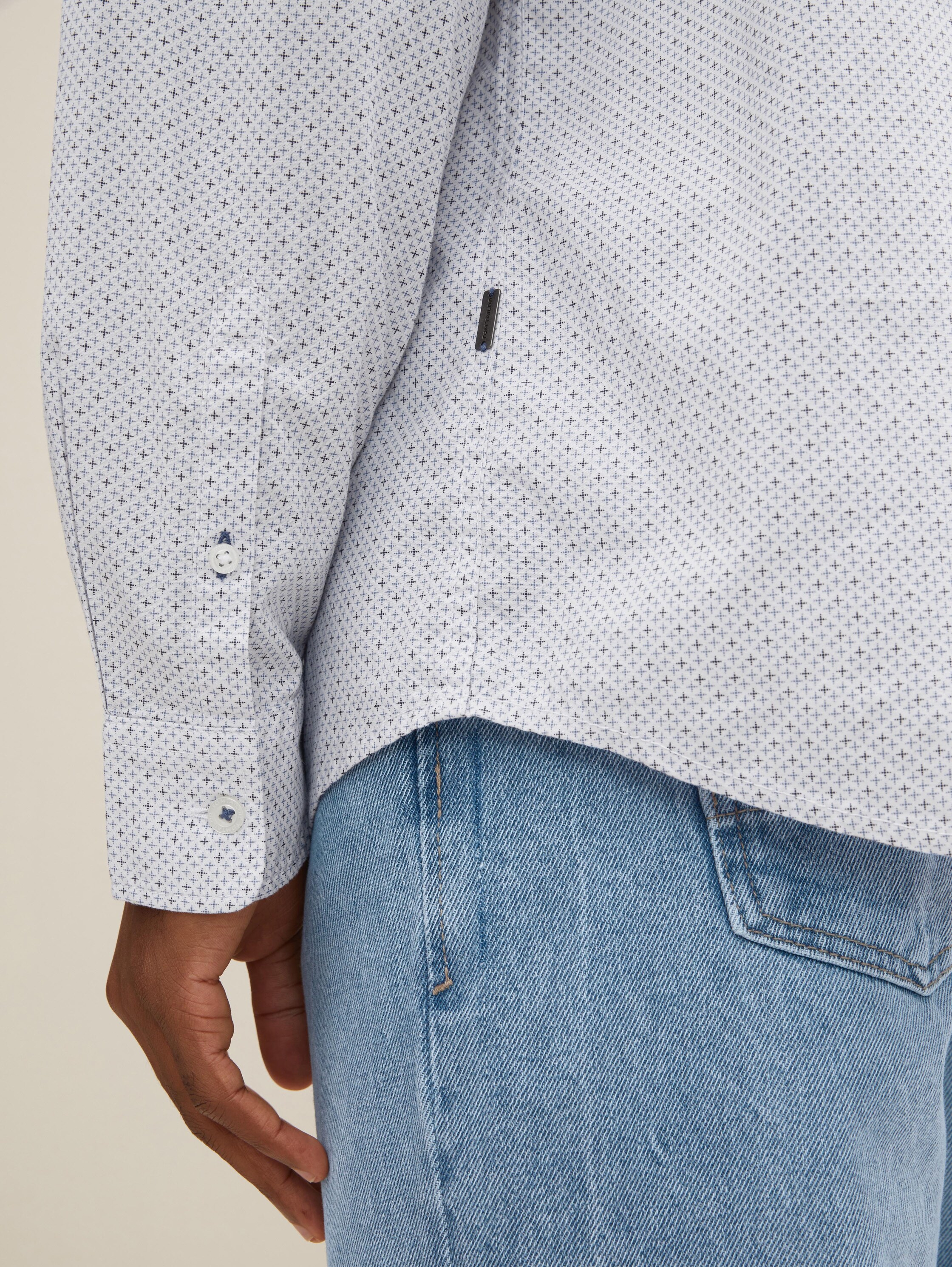 Stretch shirt met print - white blue crosses design - Detailaanzicht model