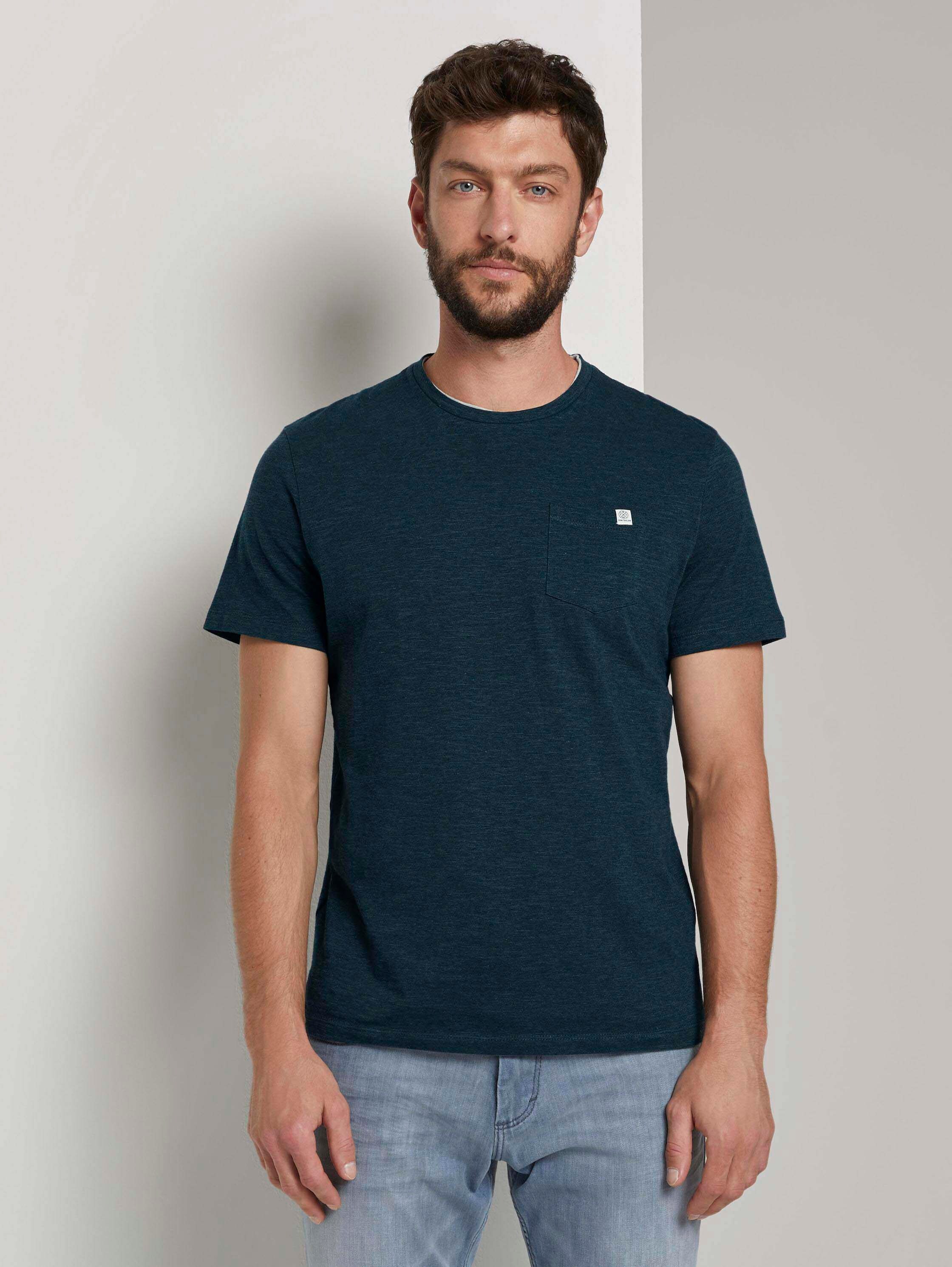 Fein gemustertes T-Shirt mit Brusttasche - 3
