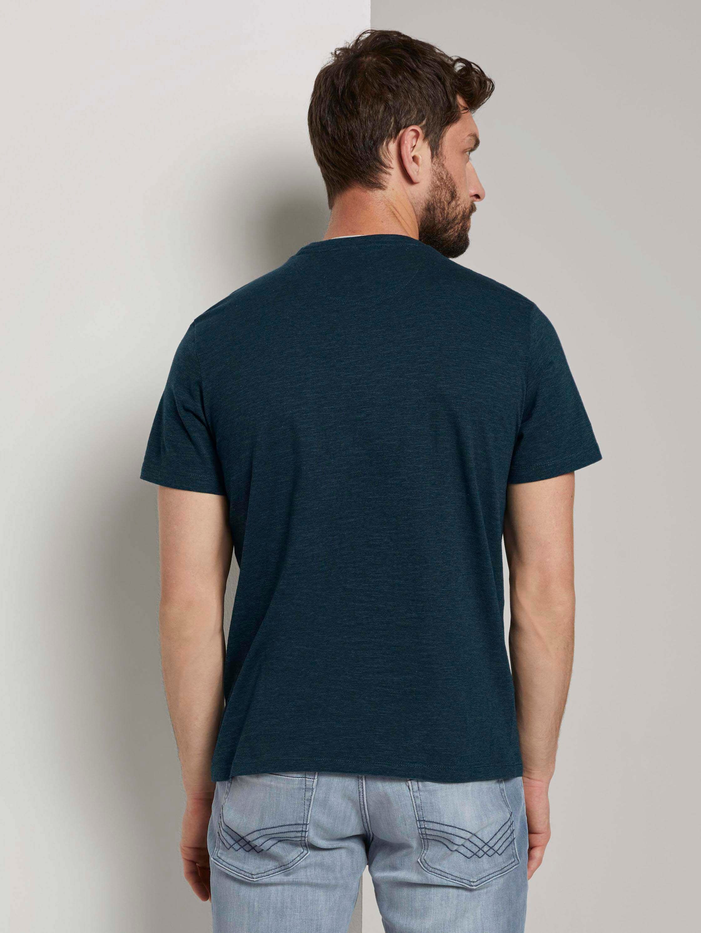 Fein gemustertes T-Shirt mit Brusttasche - 4